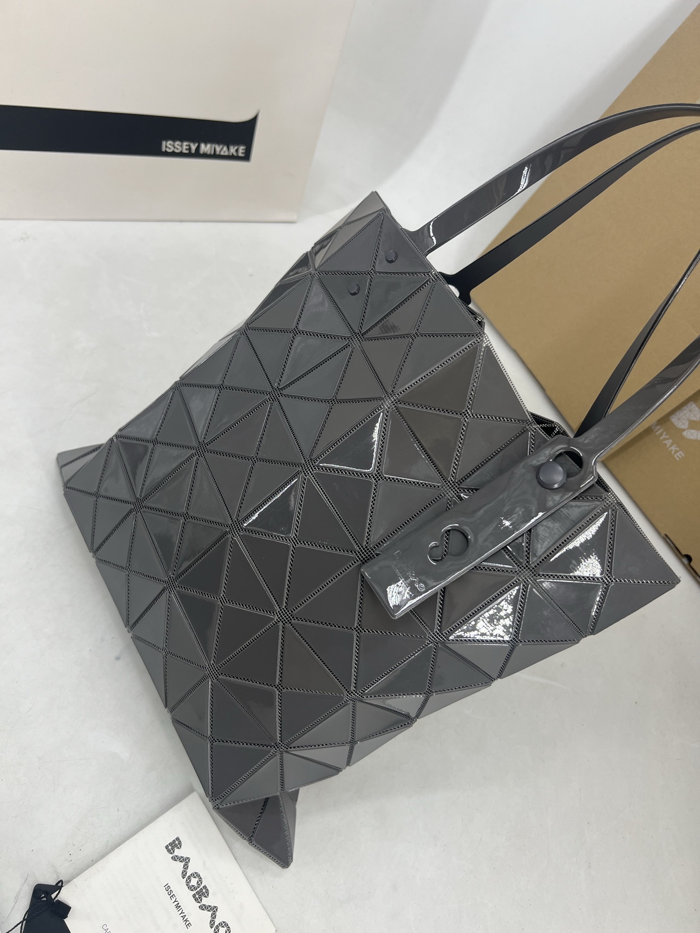 Issey Miyake ～三宅一生5月新款 6格同色五金 LUCENT系列托特包采用具有光泽的漆面材料制成