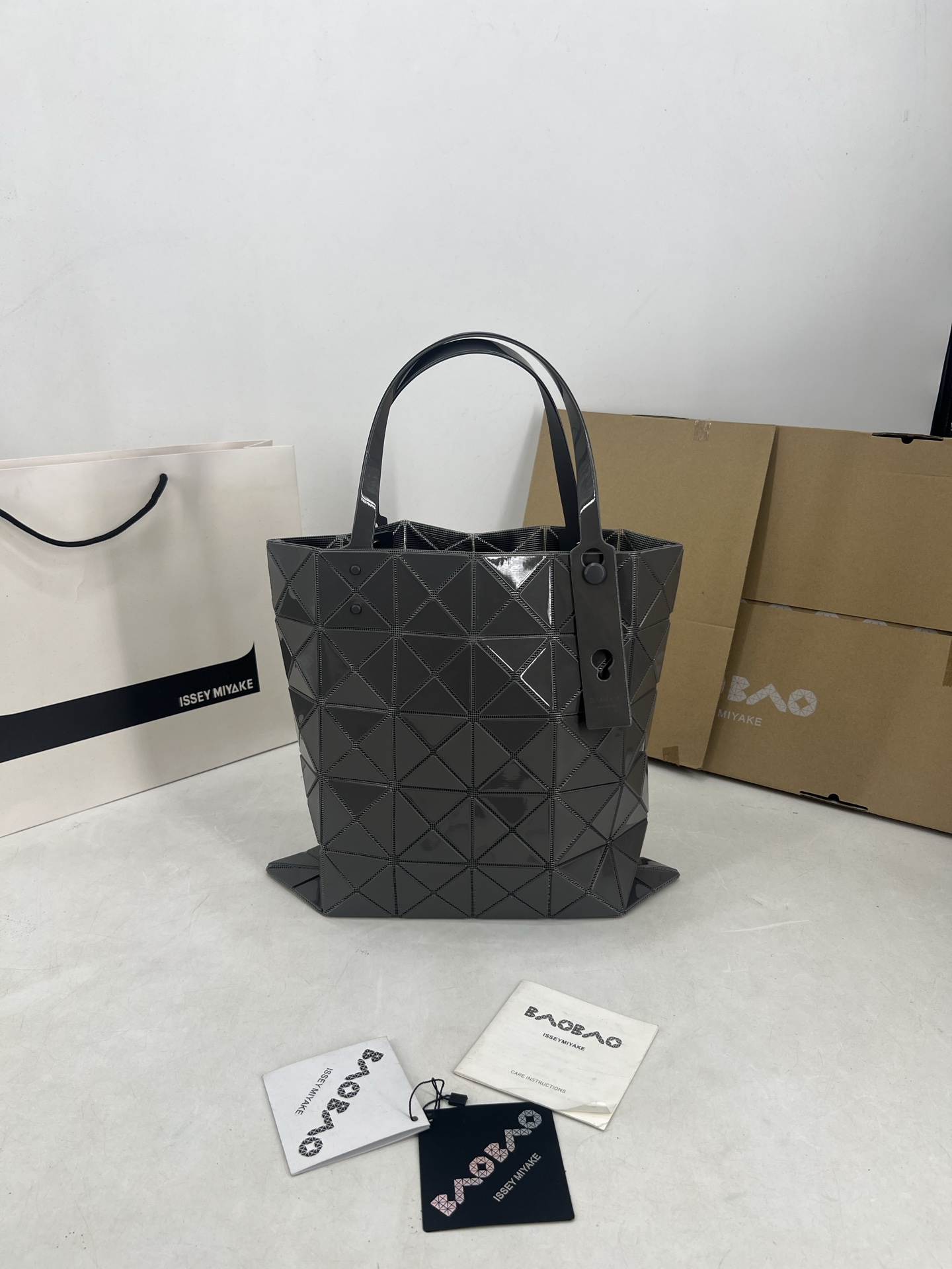 Issey Miyake ～三宅一生5月新款 6格同色五金 LUCENT系列托特包采用具有光泽的漆面材料制成