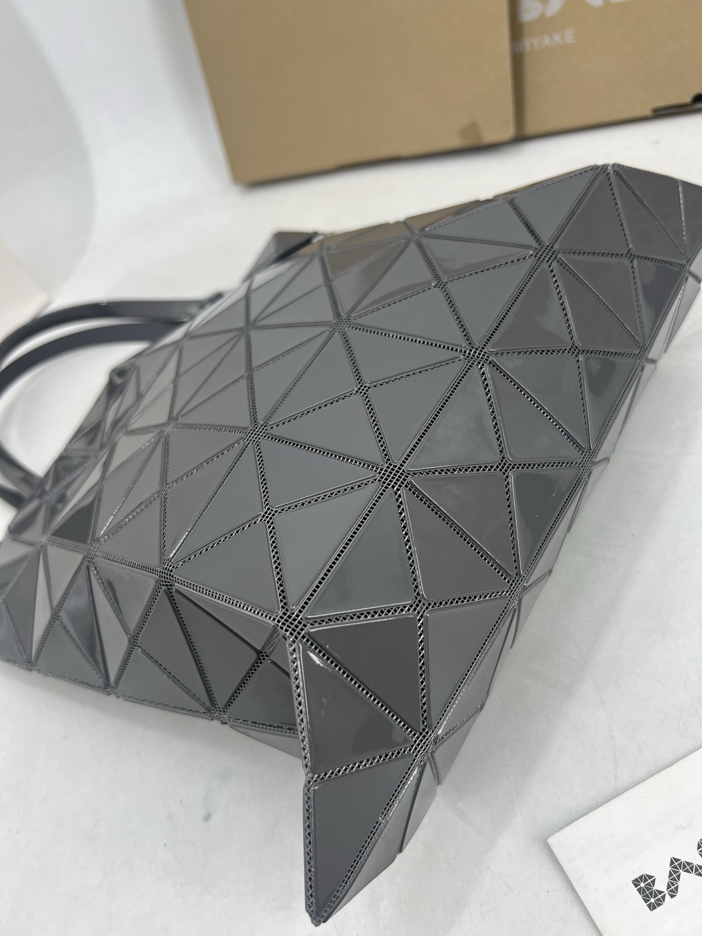 Issey Miyake ～三宅一生5月新款 6格同色五金 LUCENT系列托特包采用具有光泽的漆面材料制成