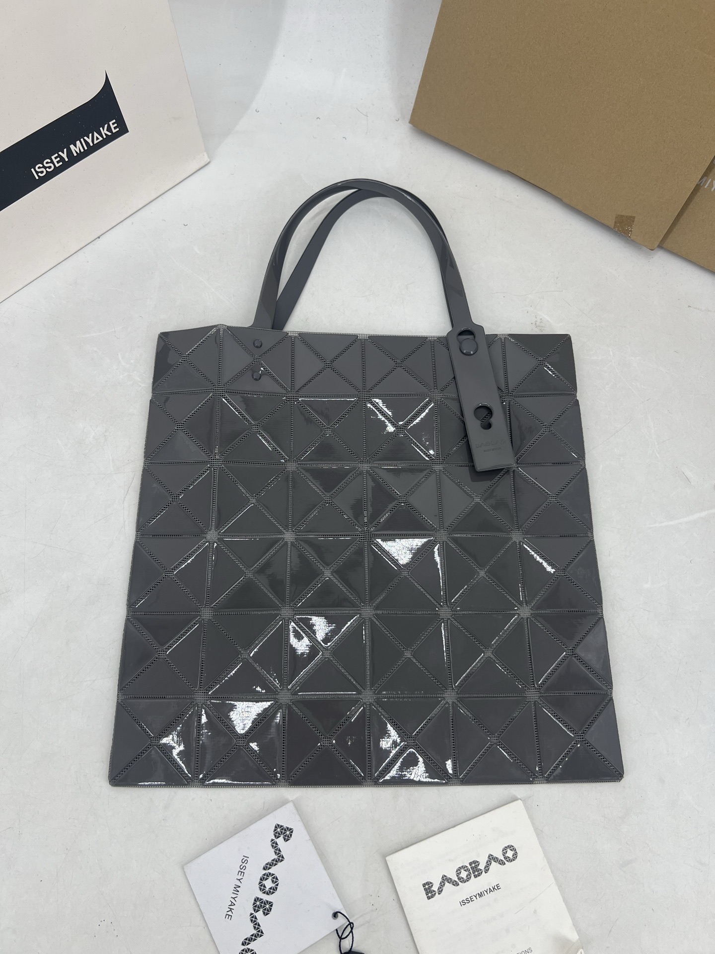 Issey Miyake ～三宅一生5月新款 6格同色五金 LUCENT系列托特包采用具有光泽的漆面材料制成