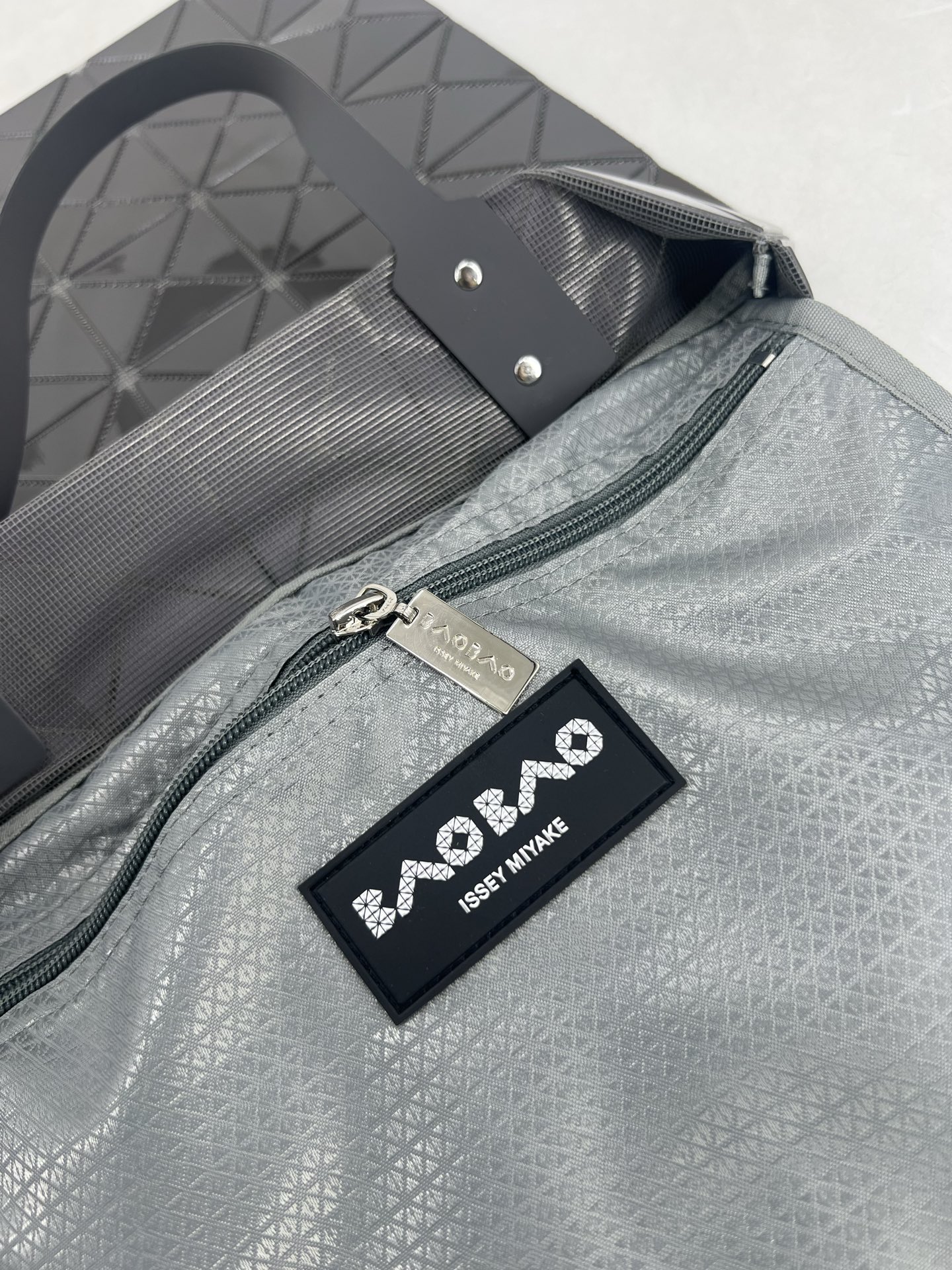 Issey Miyake ～三宅一生5月新款 6格同色五金 LUCENT系列托特包采用具有光泽的漆面材料制成