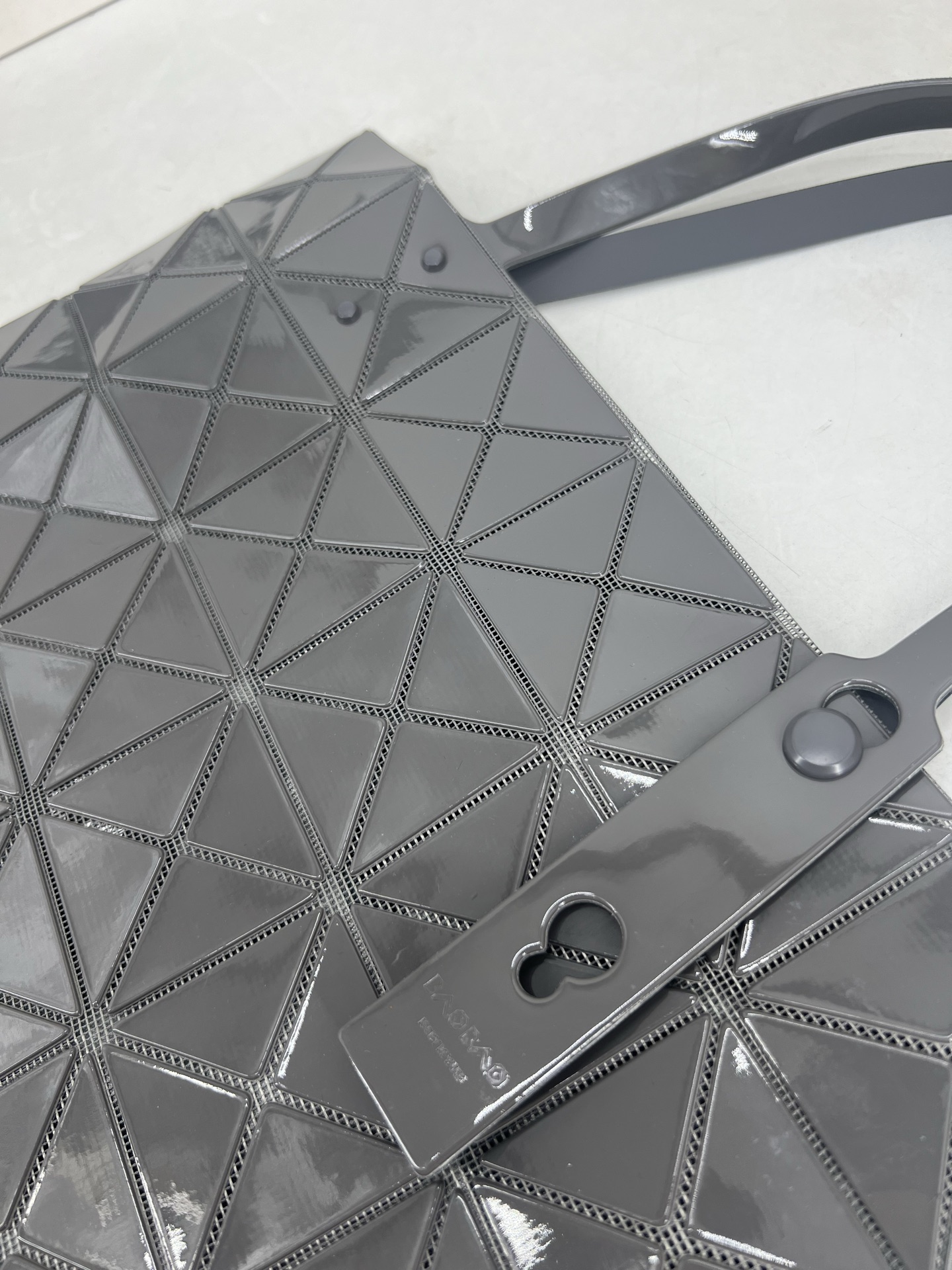 Issey Miyake ～三宅一生5月新款 6格同色五金 LUCENT系列托特包采用具有光泽的漆面材料制成