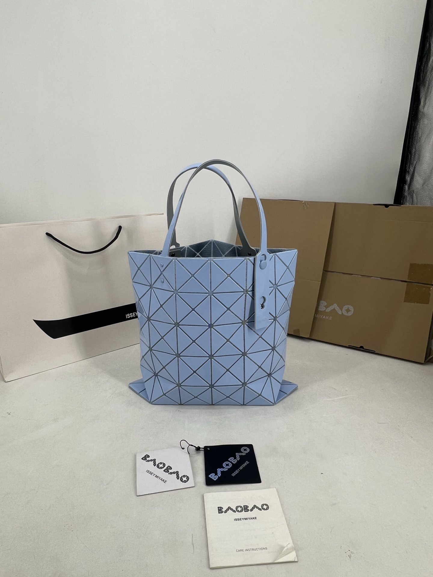 Issey Miyake ～三宅一生5月新款 6格同色五金 LUCENT系列托特包采用具有光泽的漆面材料制成