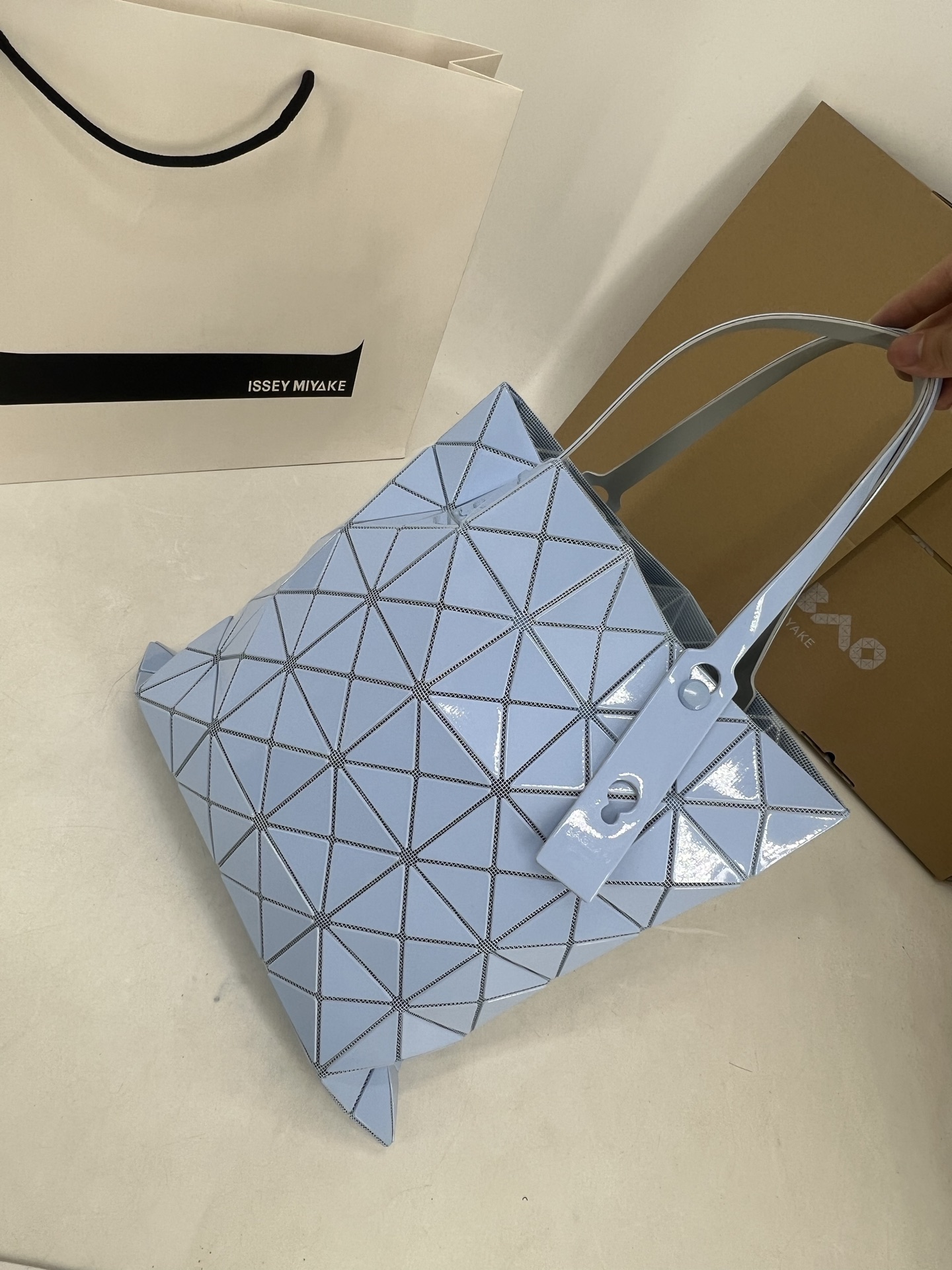 Issey Miyake ～三宅一生5月新款 6格同色五金 LUCENT系列托特包采用具有光泽的漆面材料制成
