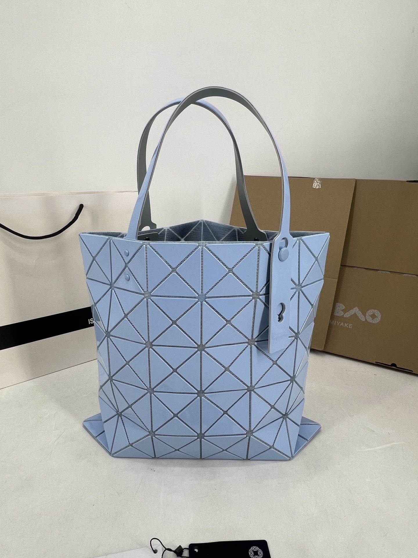 Issey Miyake ～三宅一生5月新款 6格同色五金 LUCENT系列托特包采用具有光泽的漆面材料制成