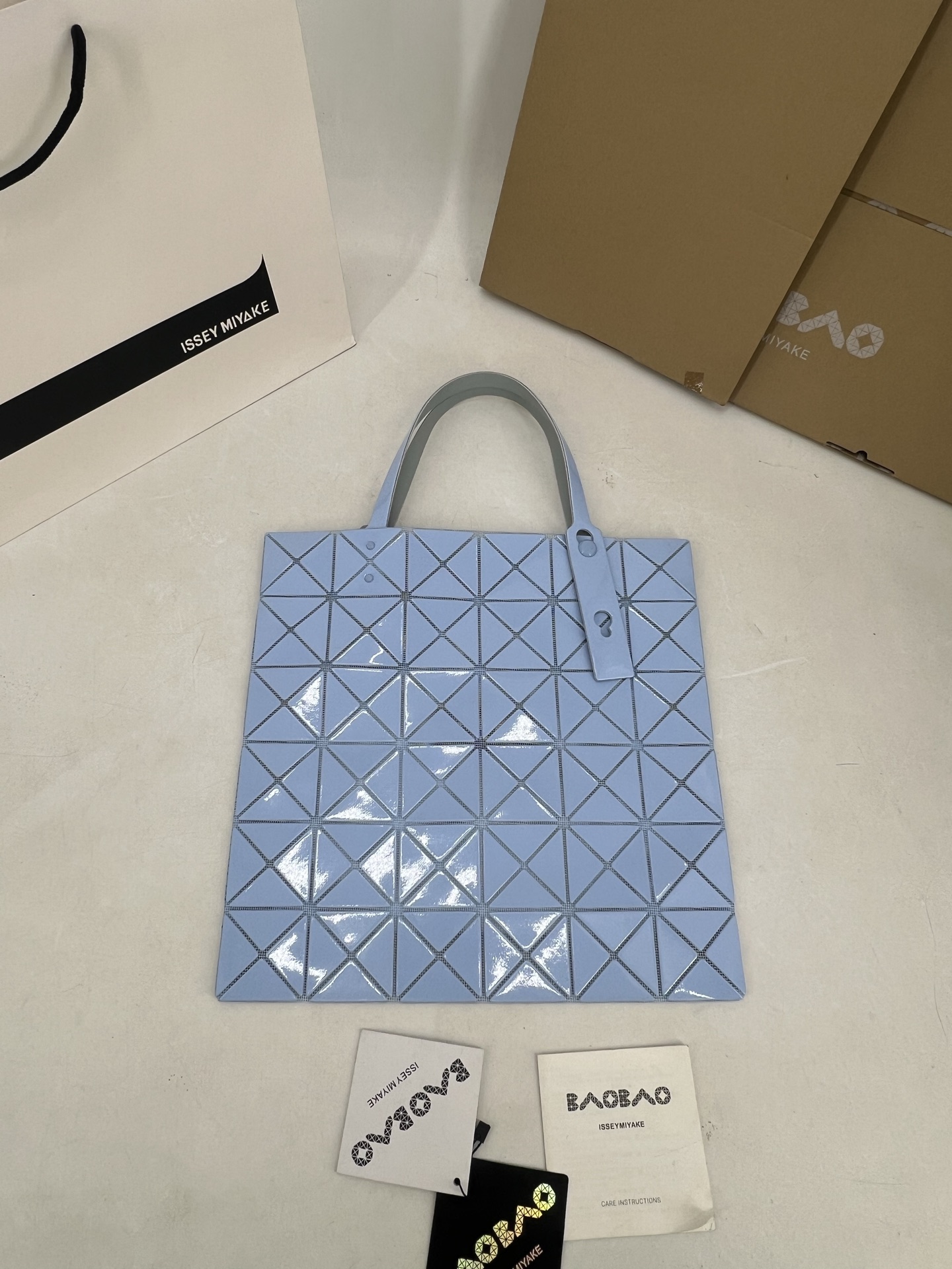 Issey Miyake ～三宅一生5月新款 6格同色五金 LUCENT系列托特包采用具有光泽的漆面材料制成