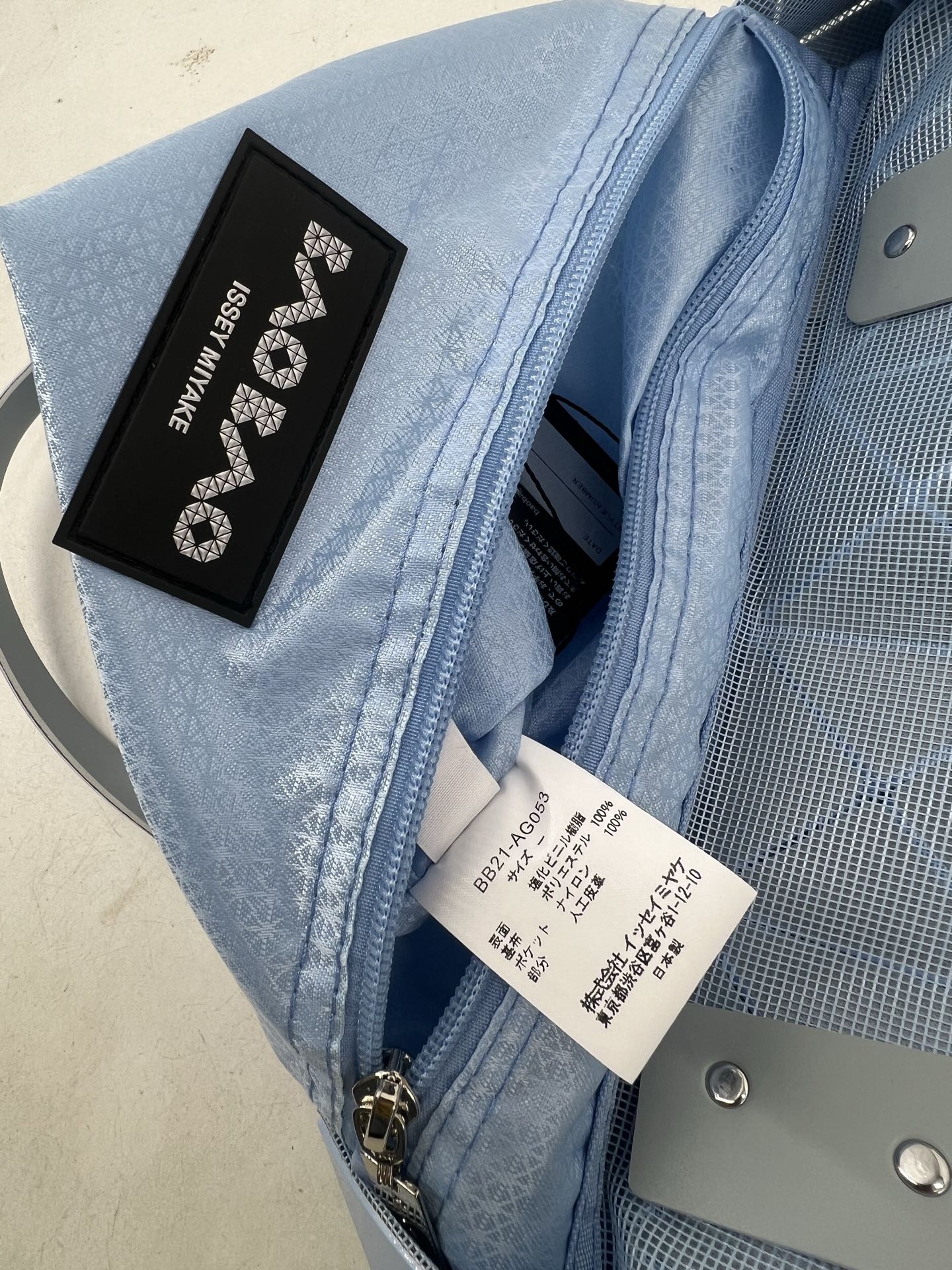 Issey Miyake ～三宅一生5月新款 6格同色五金 LUCENT系列托特包采用具有光泽的漆面材料制成