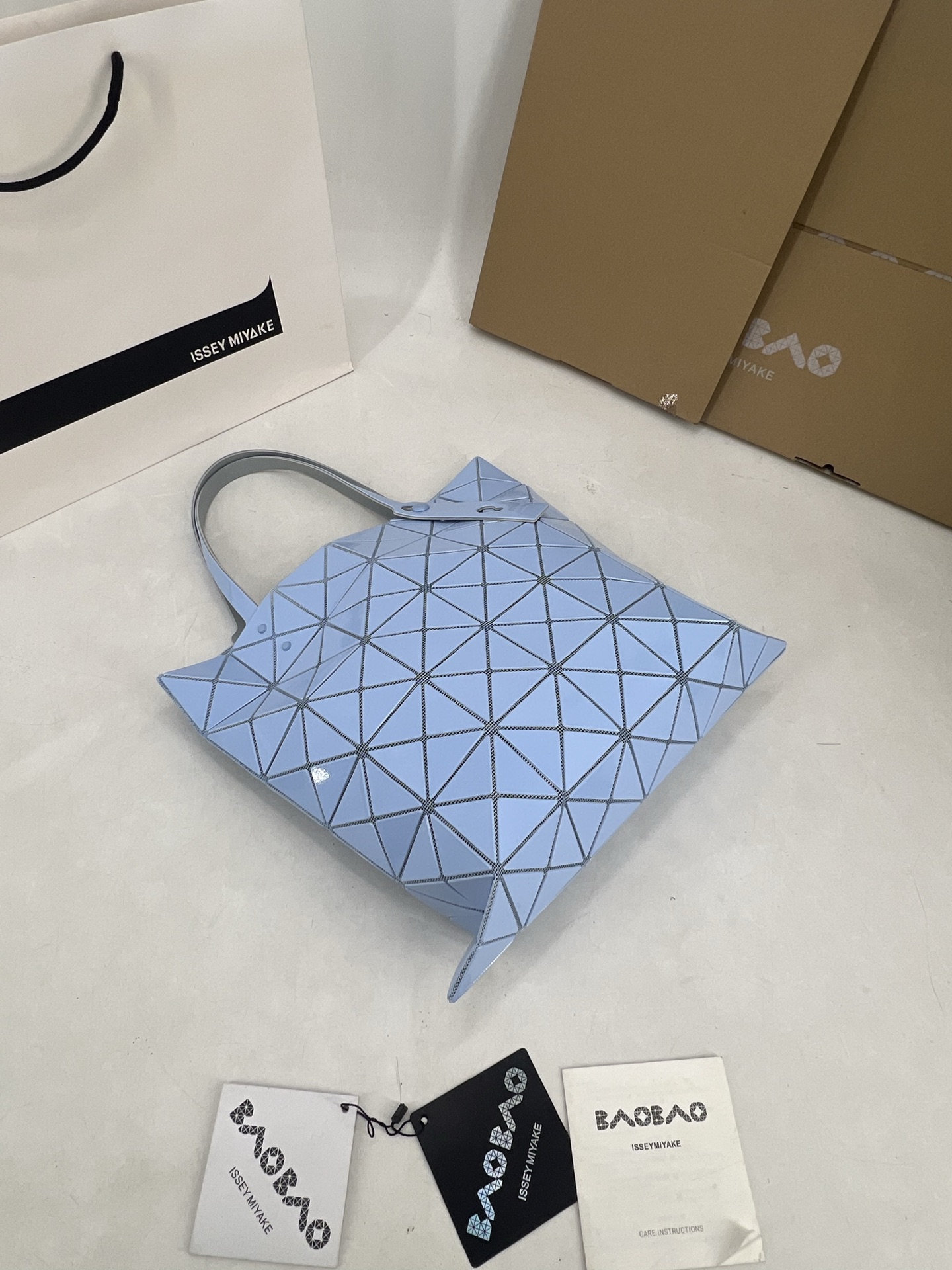 Issey Miyake ～三宅一生5月新款 6格同色五金 LUCENT系列托特包采用具有光泽的漆面材料制成