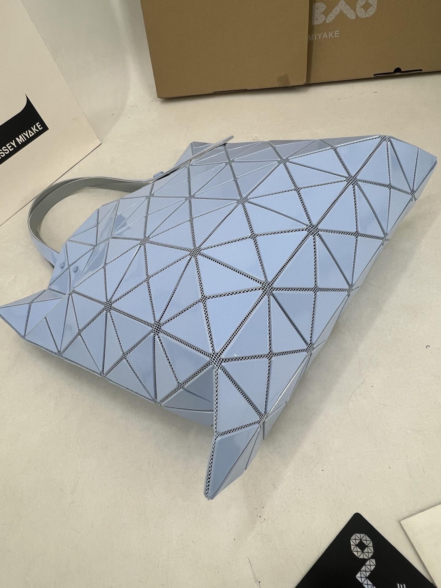 Issey Miyake ～三宅一生5月新款 6格同色五金 LUCENT系列托特包采用具有光泽的漆面材料制成