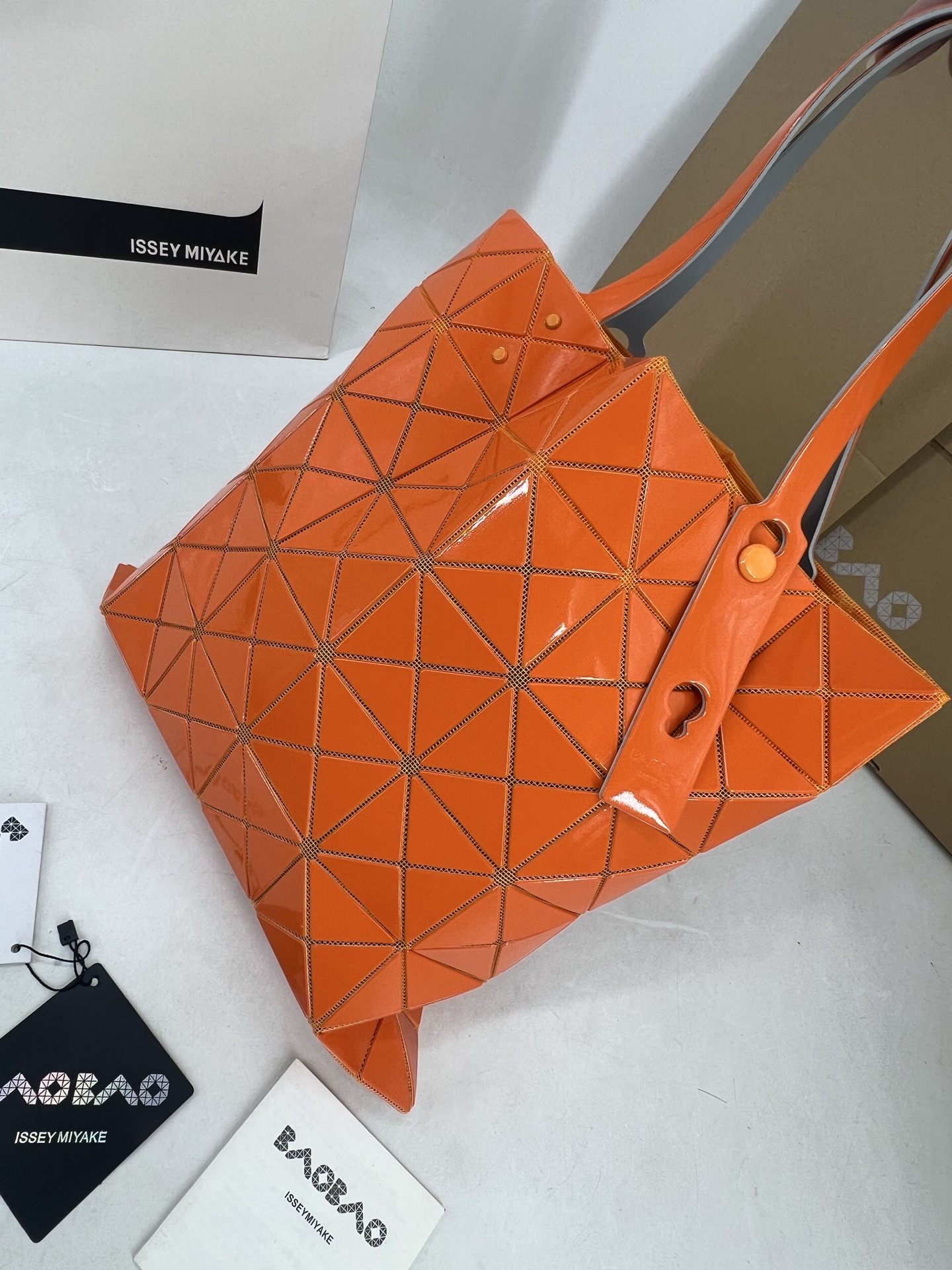 Issey Miyake ～三宅一生5月新款 6格同色五金 LUCENT系列托特包采用具有光泽的漆面材料制成