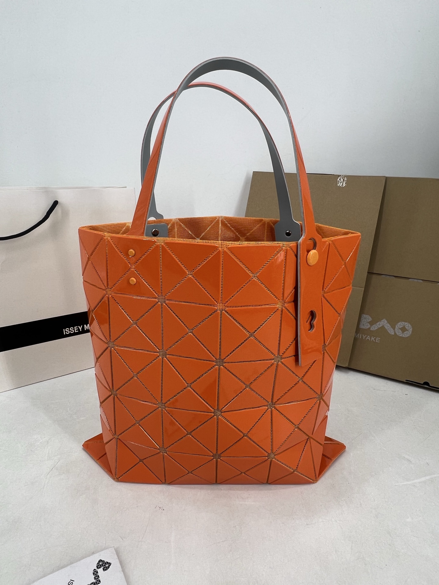 Issey Miyake ～三宅一生5月新款 6格同色五金 LUCENT系列托特包采用具有光泽的漆面材料制成