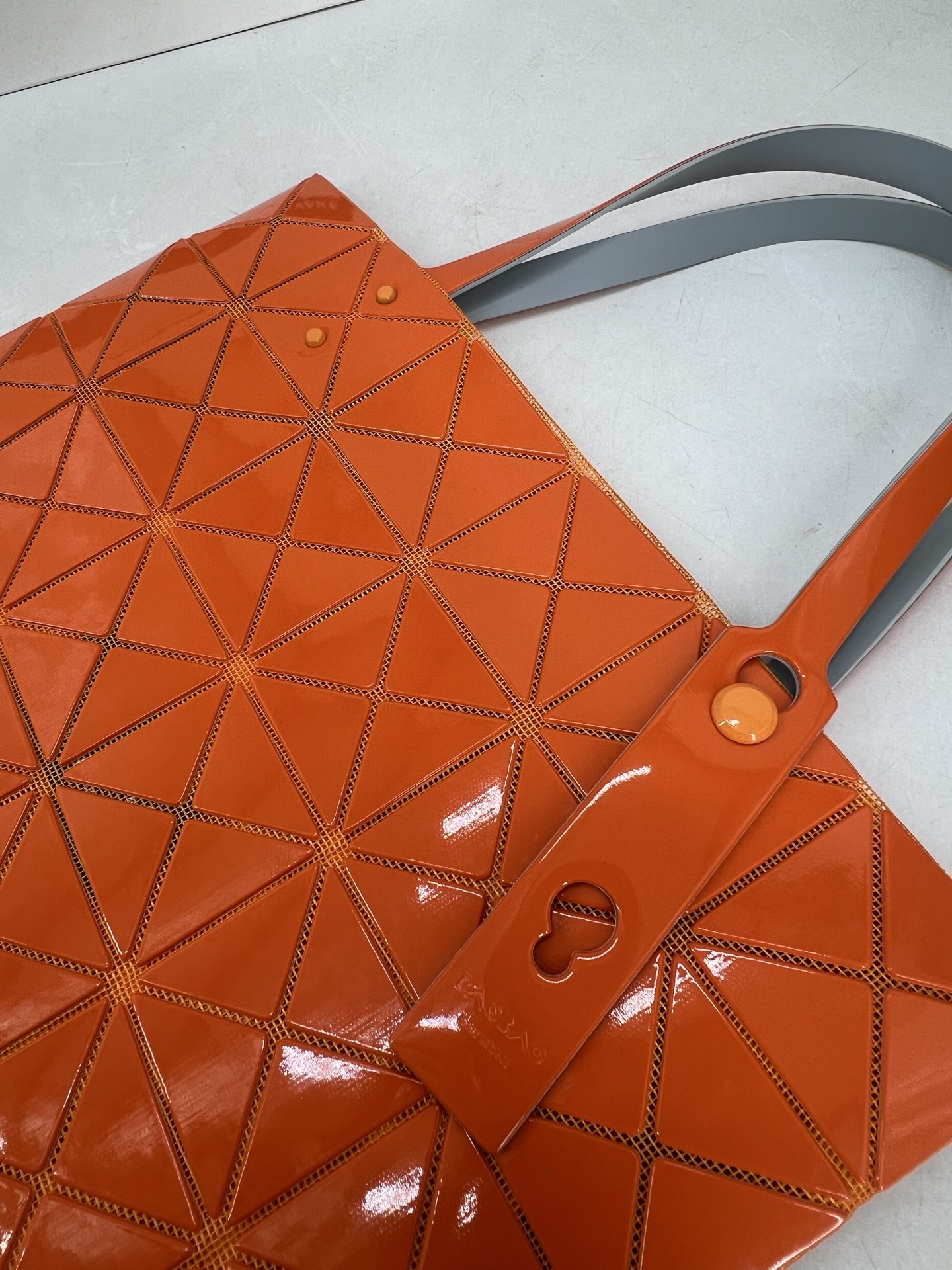 Issey Miyake ～三宅一生5月新款 6格同色五金 LUCENT系列托特包采用具有光泽的漆面材料制成