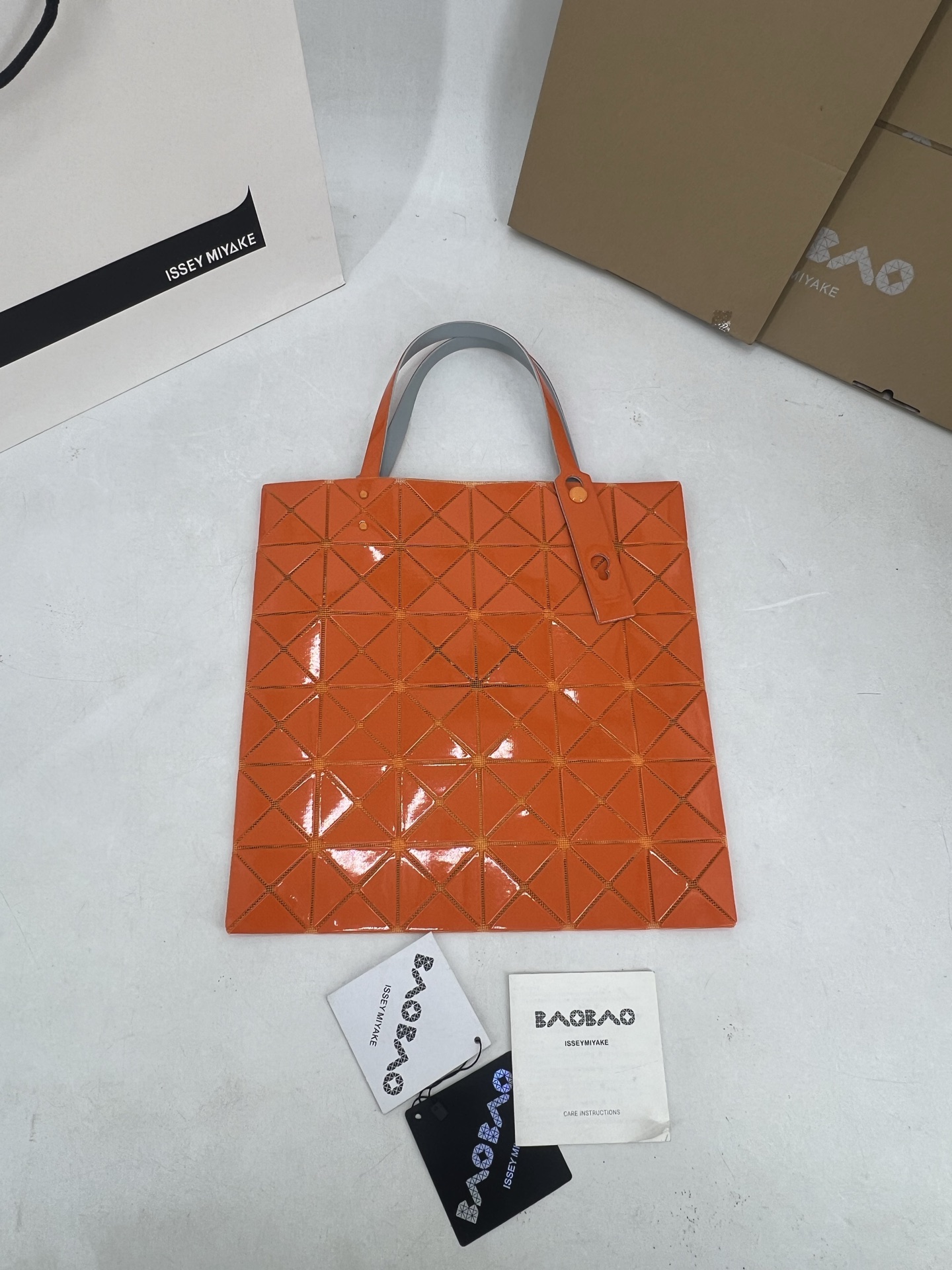 Issey Miyake ～三宅一生5月新款 6格同色五金 LUCENT系列托特包采用具有光泽的漆面材料制成