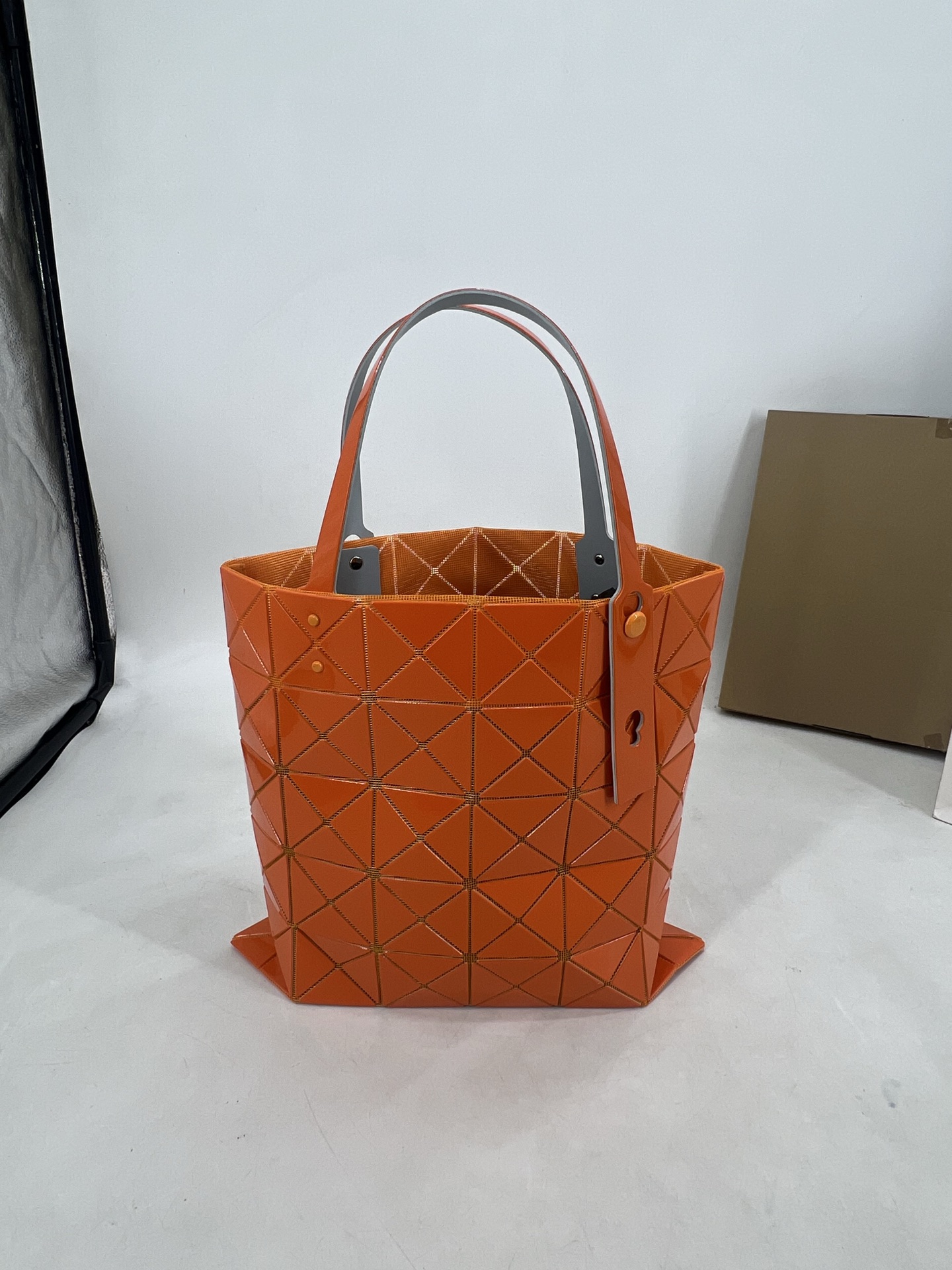 Issey Miyake ～三宅一生5月新款 6格同色五金 LUCENT系列托特包采用具有光泽的漆面材料制成