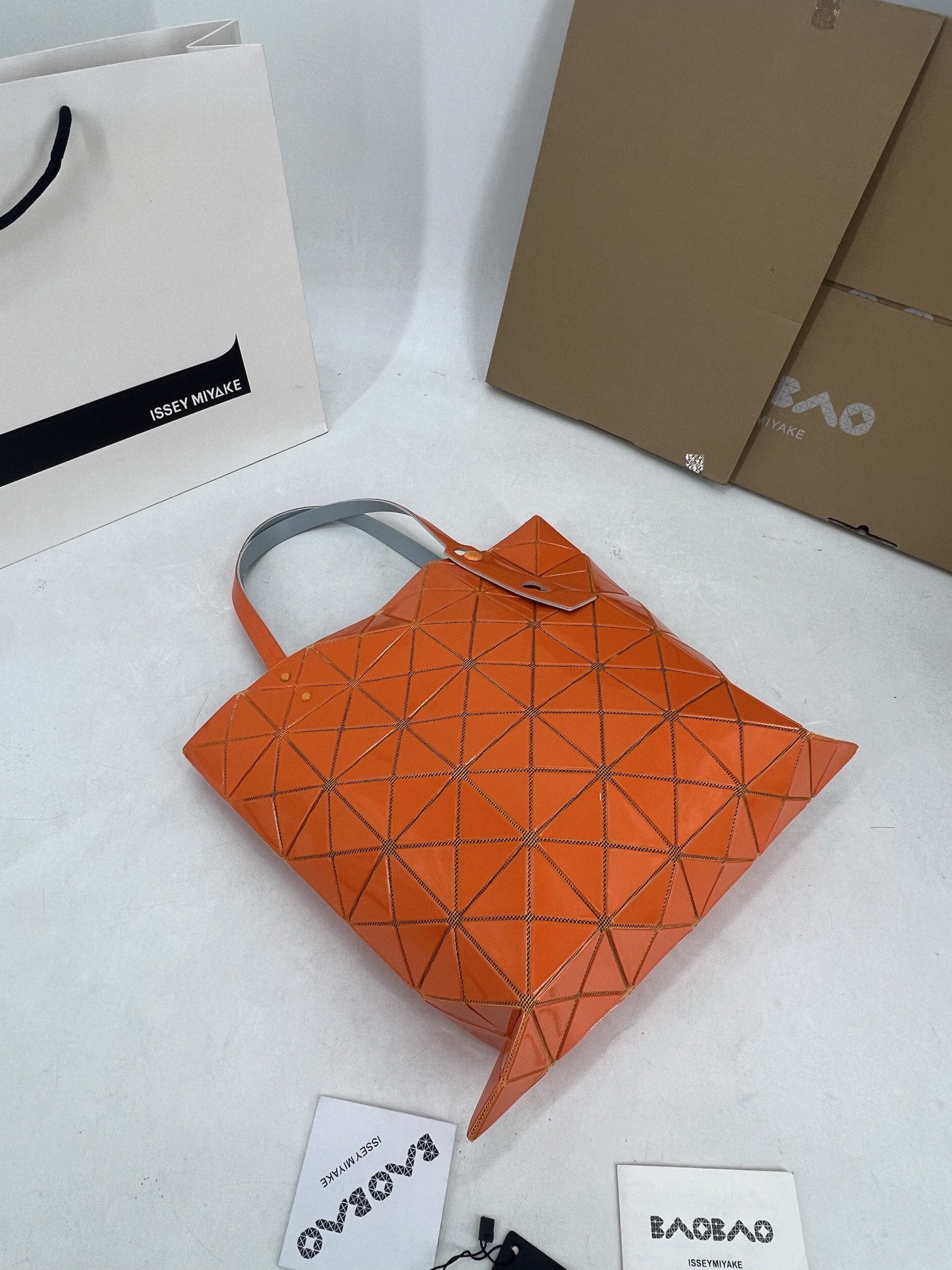 Issey Miyake ～三宅一生5月新款 6格同色五金 LUCENT系列托特包采用具有光泽的漆面材料制成