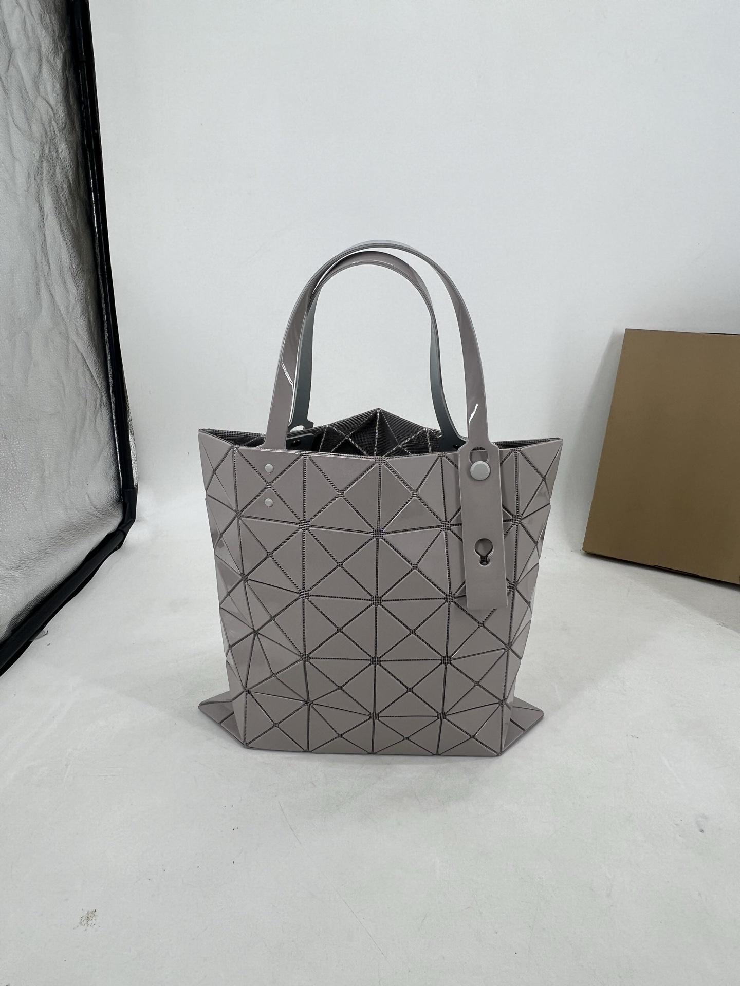 Issey Miyake ～三宅一生5月新款 6格同色五金 LUCENT系列托特包采用具有光泽的漆面材料制成