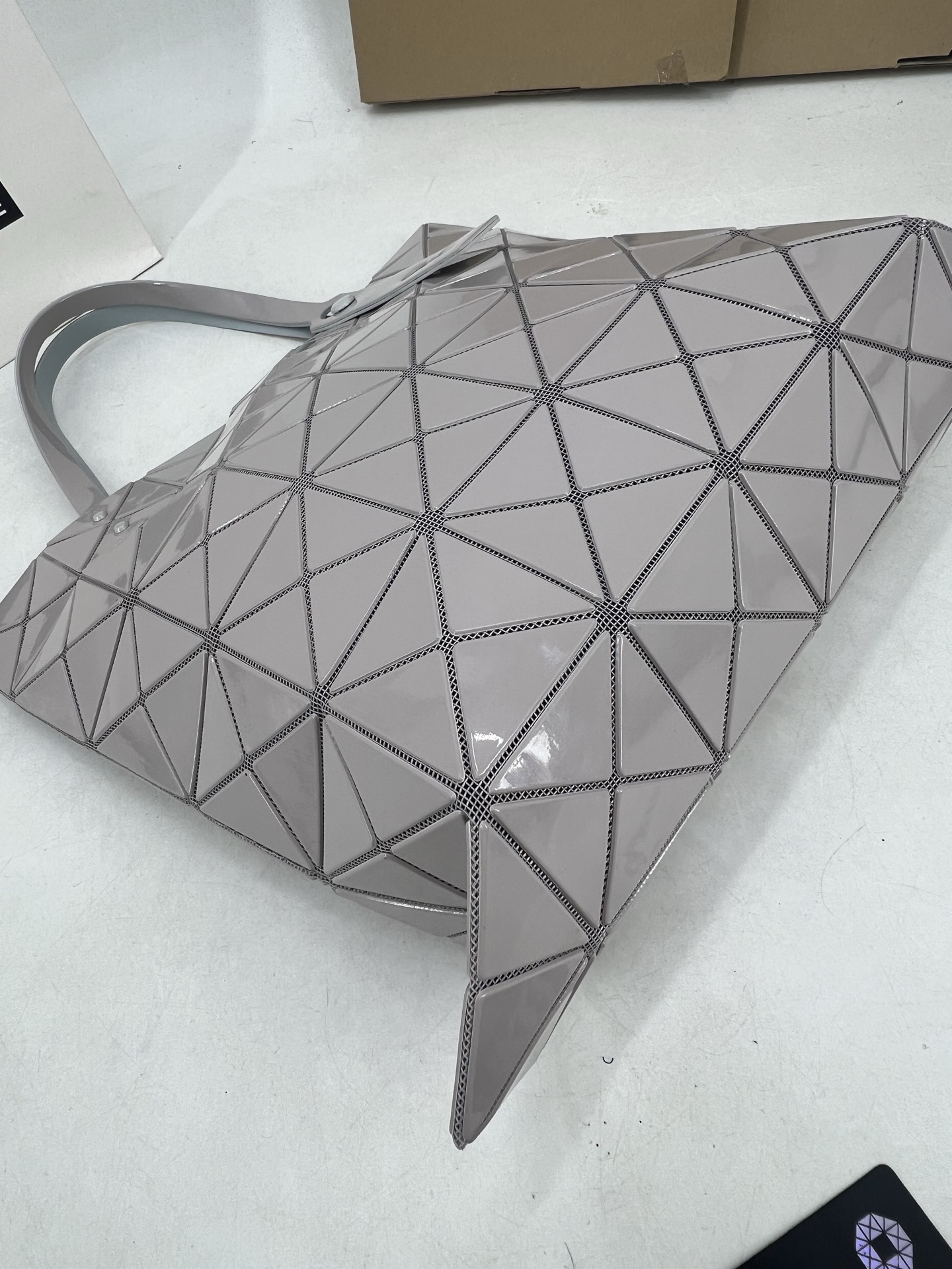 Issey Miyake ～三宅一生5月新款 6格同色五金 LUCENT系列托特包采用具有光泽的漆面材料制成
