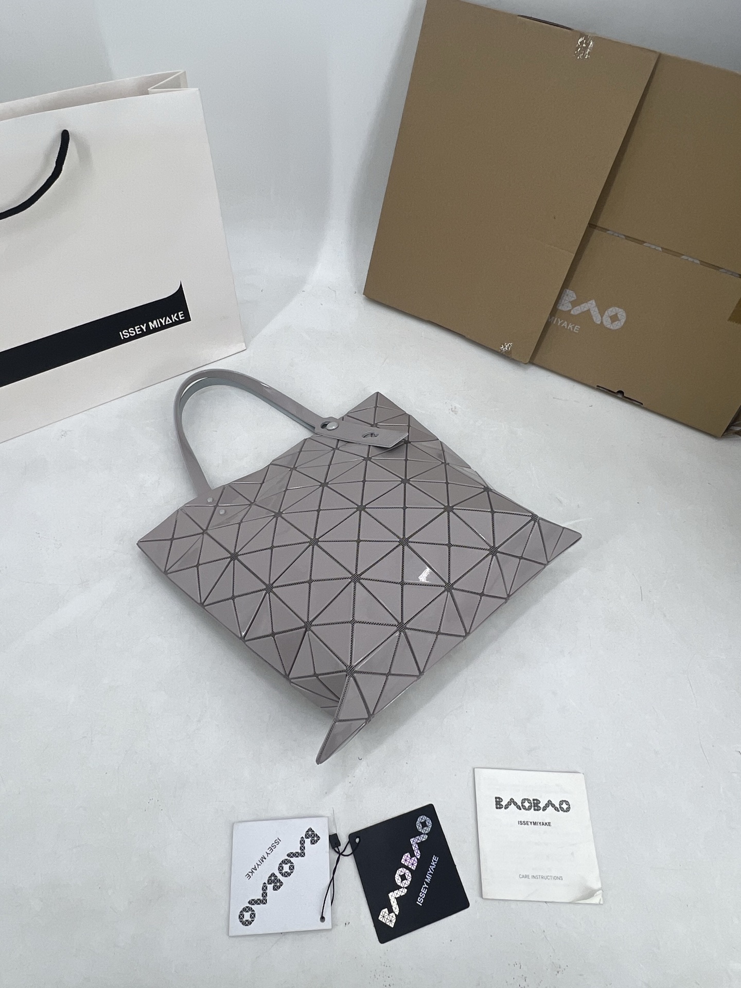 Issey Miyake ～三宅一生5月新款 6格同色五金 LUCENT系列托特包采用具有光泽的漆面材料制成