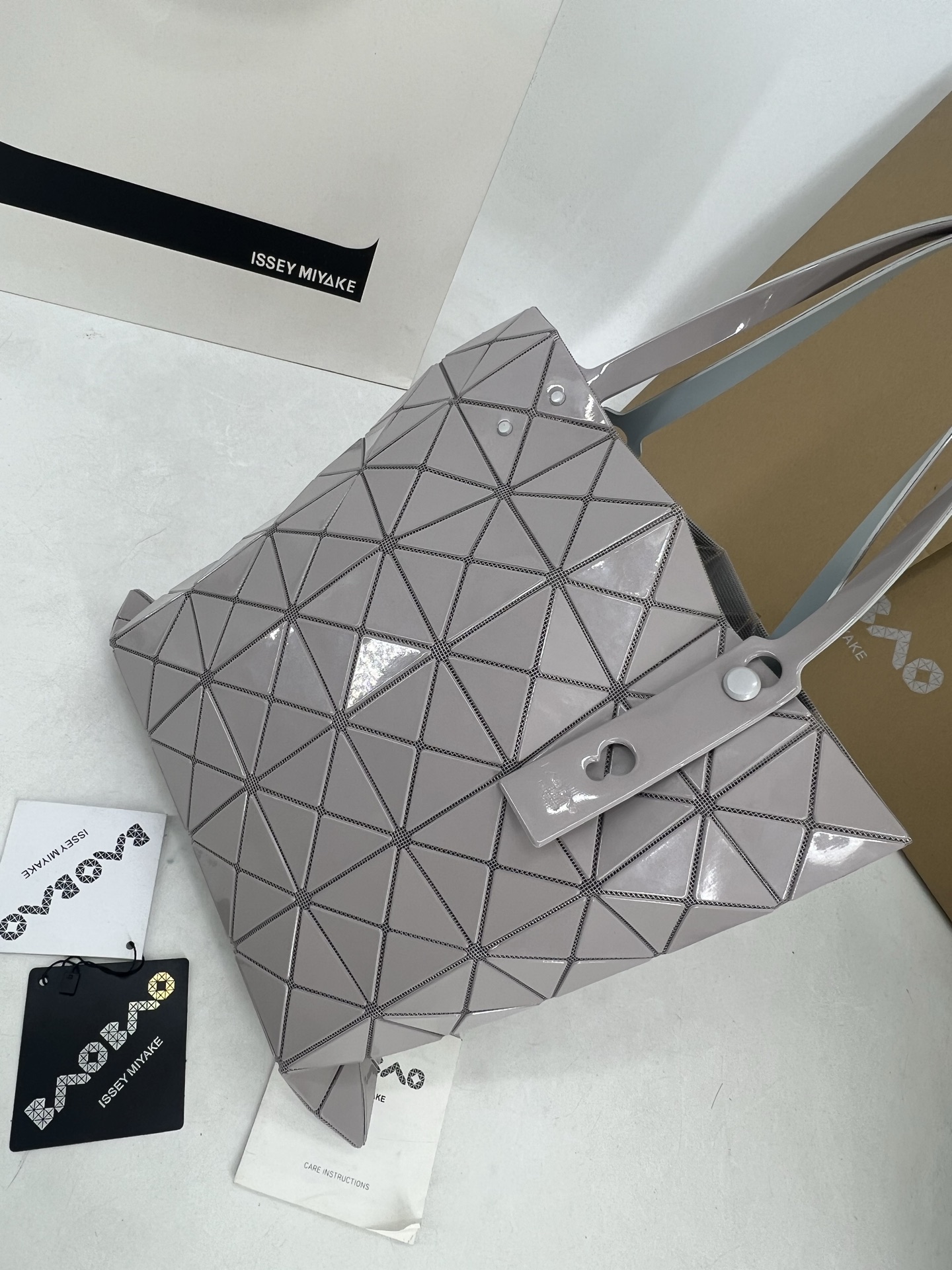 Issey Miyake ～三宅一生5月新款 6格同色五金 LUCENT系列托特包采用具有光泽的漆面材料制成