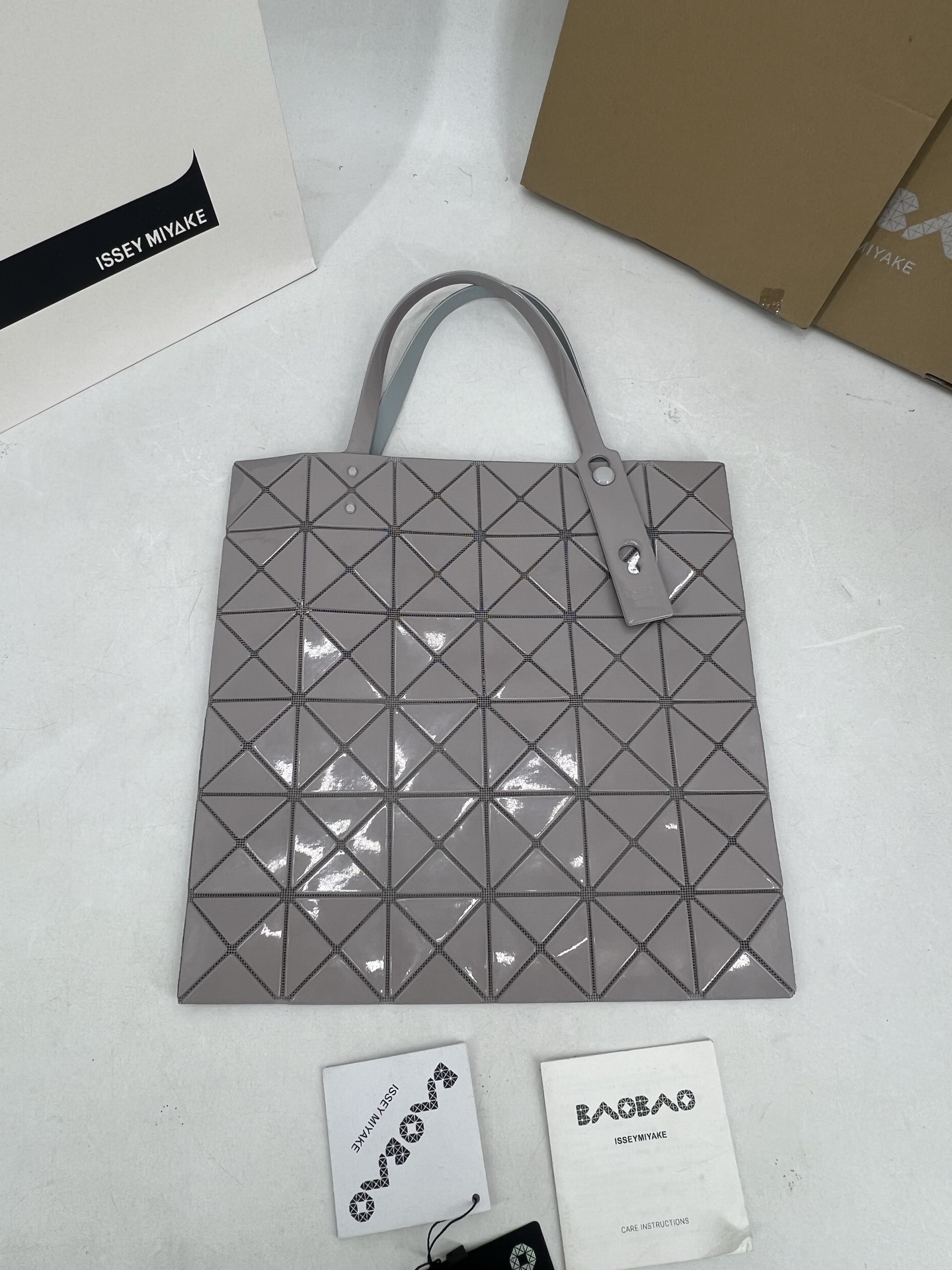 Issey Miyake ～三宅一生5月新款 6格同色五金 LUCENT系列托特包采用具有光泽的漆面材料制成