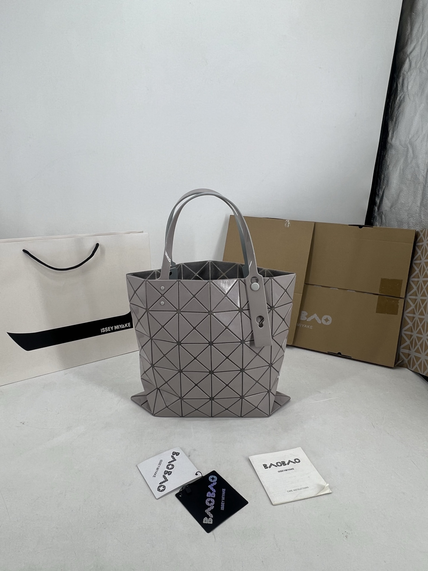 Issey Miyake ～三宅一生5月新款 6格同色五金 LUCENT系列托特包采用具有光泽的漆面材料制成