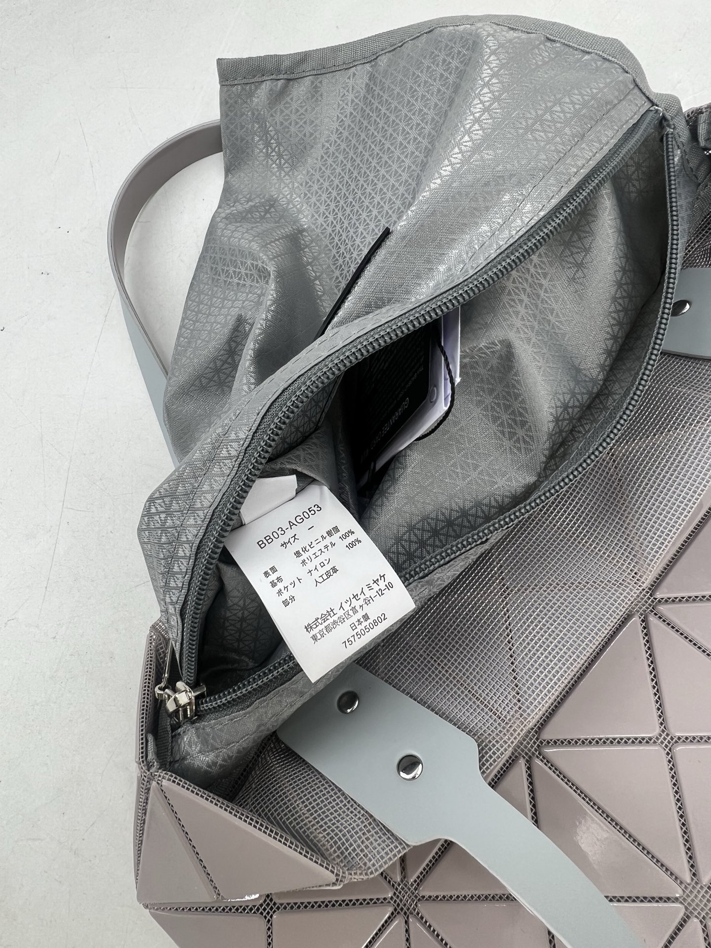 Issey Miyake ～三宅一生5月新款 6格同色五金 LUCENT系列托特包采用具有光泽的漆面材料制成