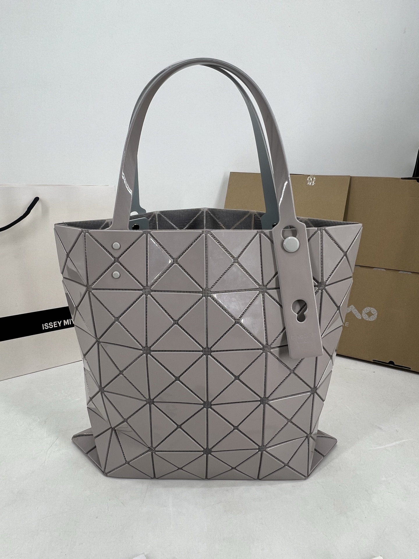 Issey Miyake ～三宅一生5月新款 6格同色五金 LUCENT系列托特包采用具有光泽的漆面材料制成