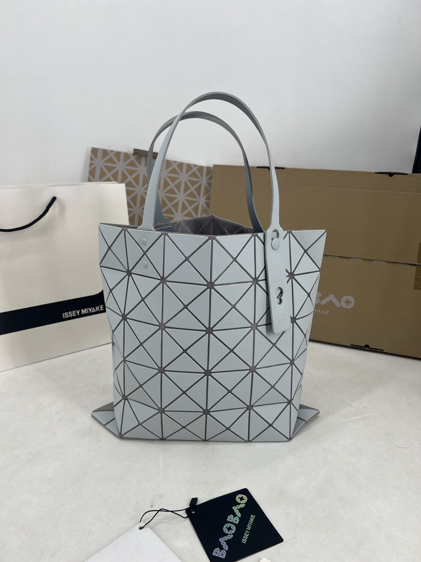 Issey Miyake ～三宅一生 7月新款6格彩色五金拼色 托特包采用哑光面料纹理材料制成 于前后两面施以同色系的两种颜色