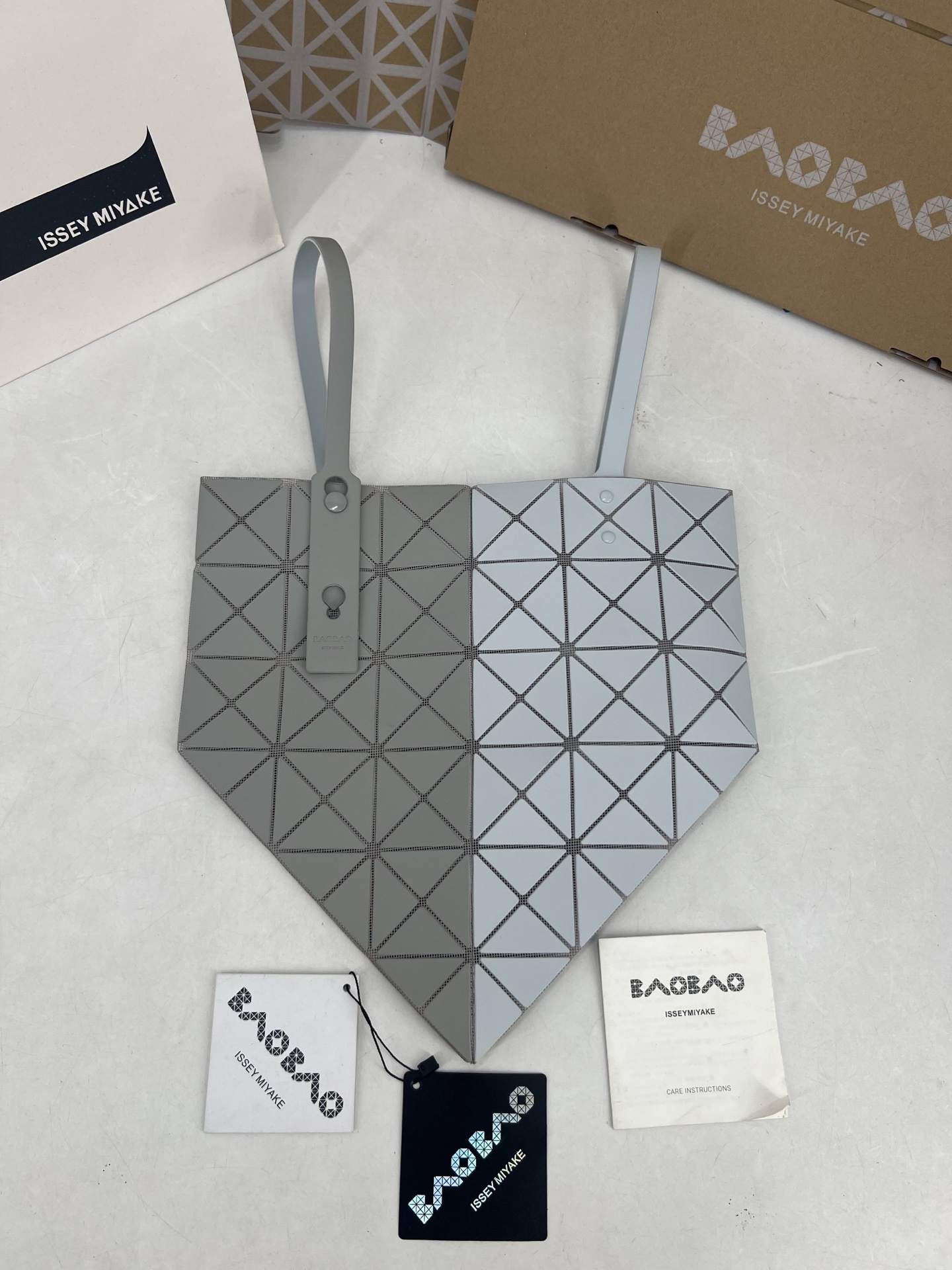 Issey Miyake ～三宅一生 7月新款6格彩色五金拼色 托特包采用哑光面料纹理材料制成 于前后两面施以同色系的两种颜色