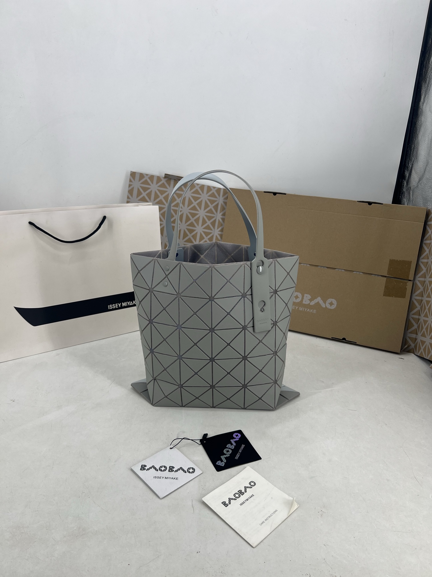 Issey Miyake ～三宅一生 7月新款6格彩色五金拼色 托特包采用哑光面料纹理材料制成 于前后两面施以同色系的两种颜色