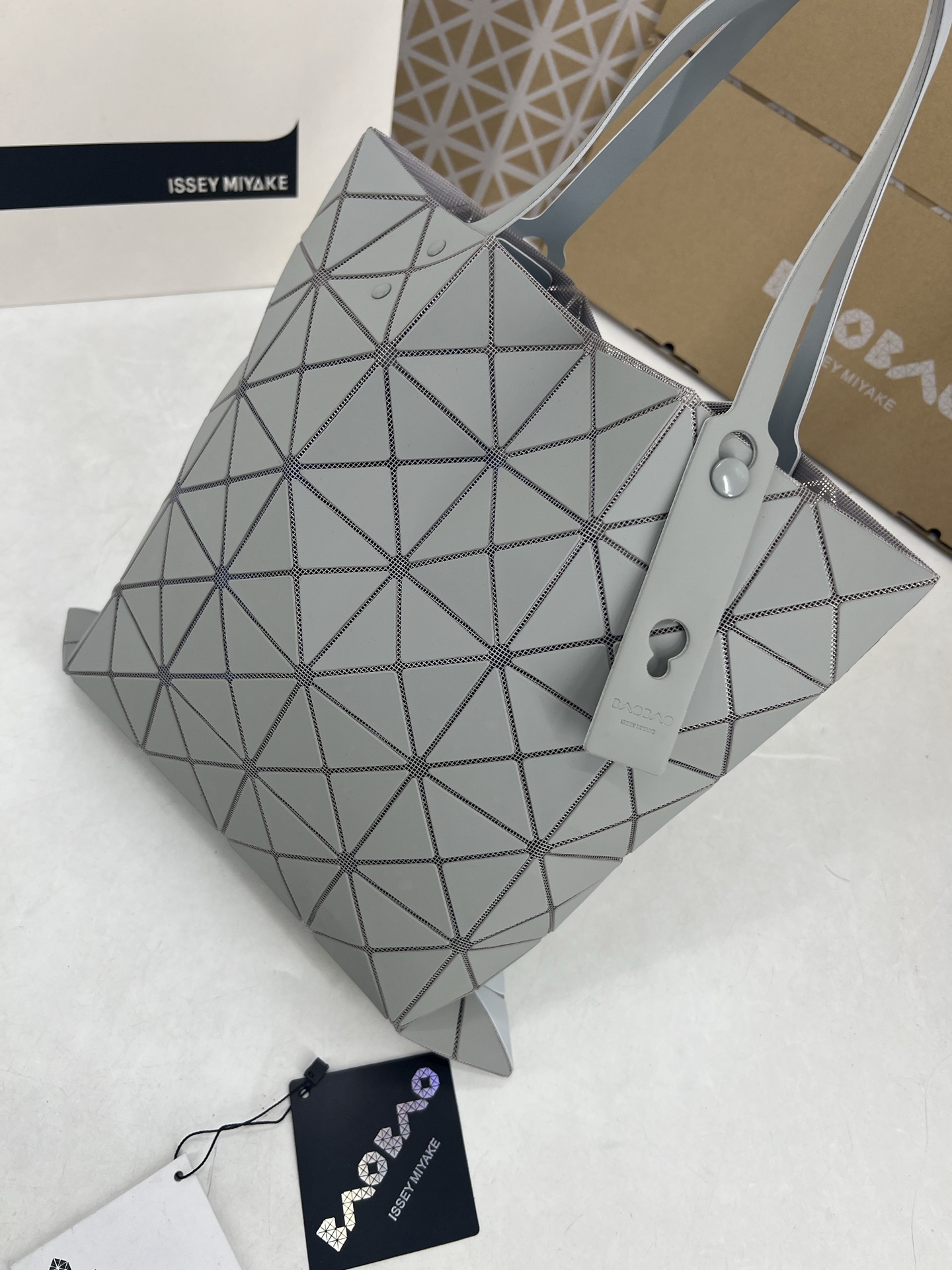 Issey Miyake ～三宅一生 7月新款6格彩色五金拼色 托特包采用哑光面料纹理材料制成 于前后两面施以同色系的两种颜色