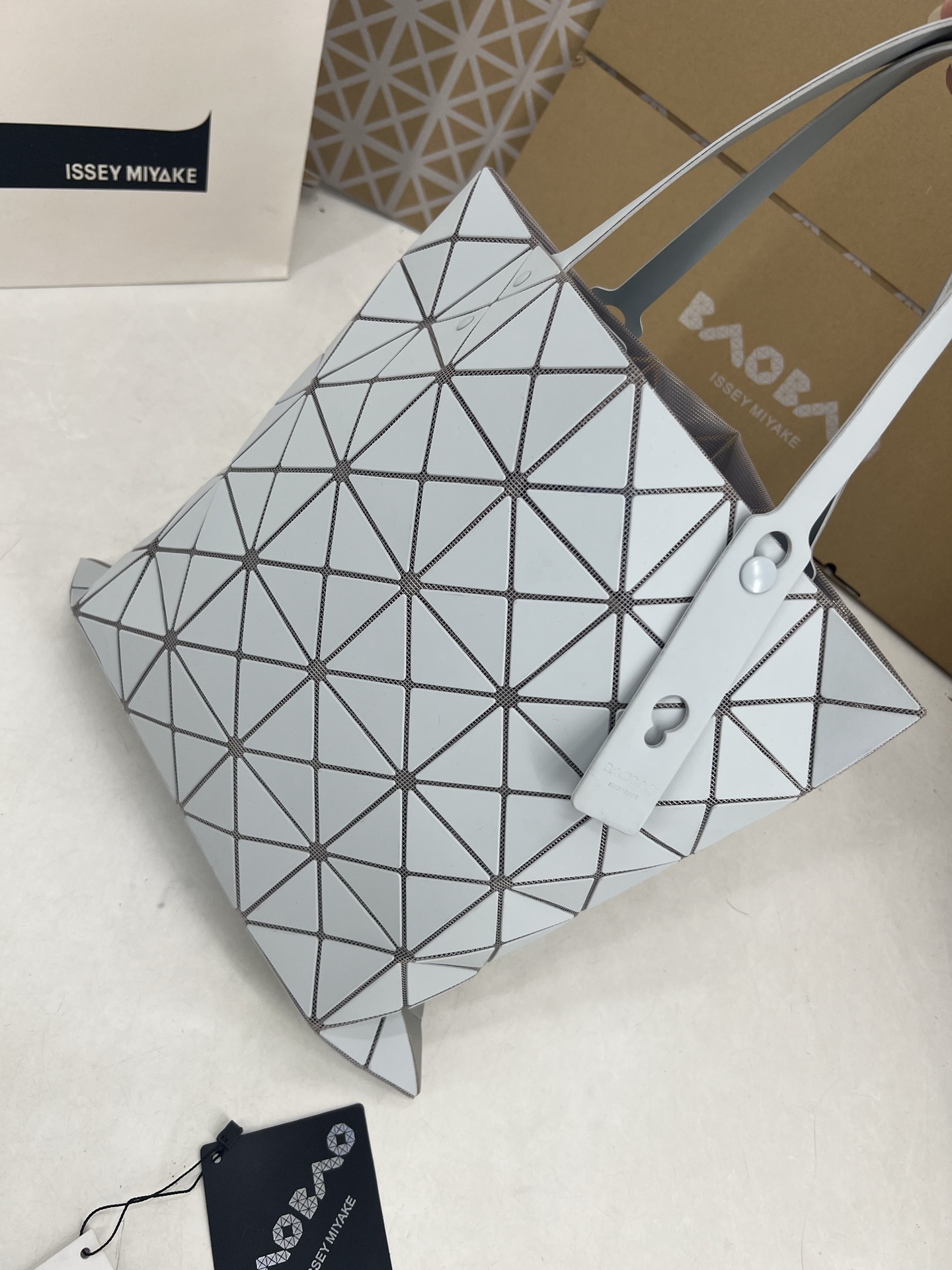 Issey Miyake ～三宅一生 7月新款6格彩色五金拼色 托特包采用哑光面料纹理材料制成 于前后两面施以同色系的两种颜色