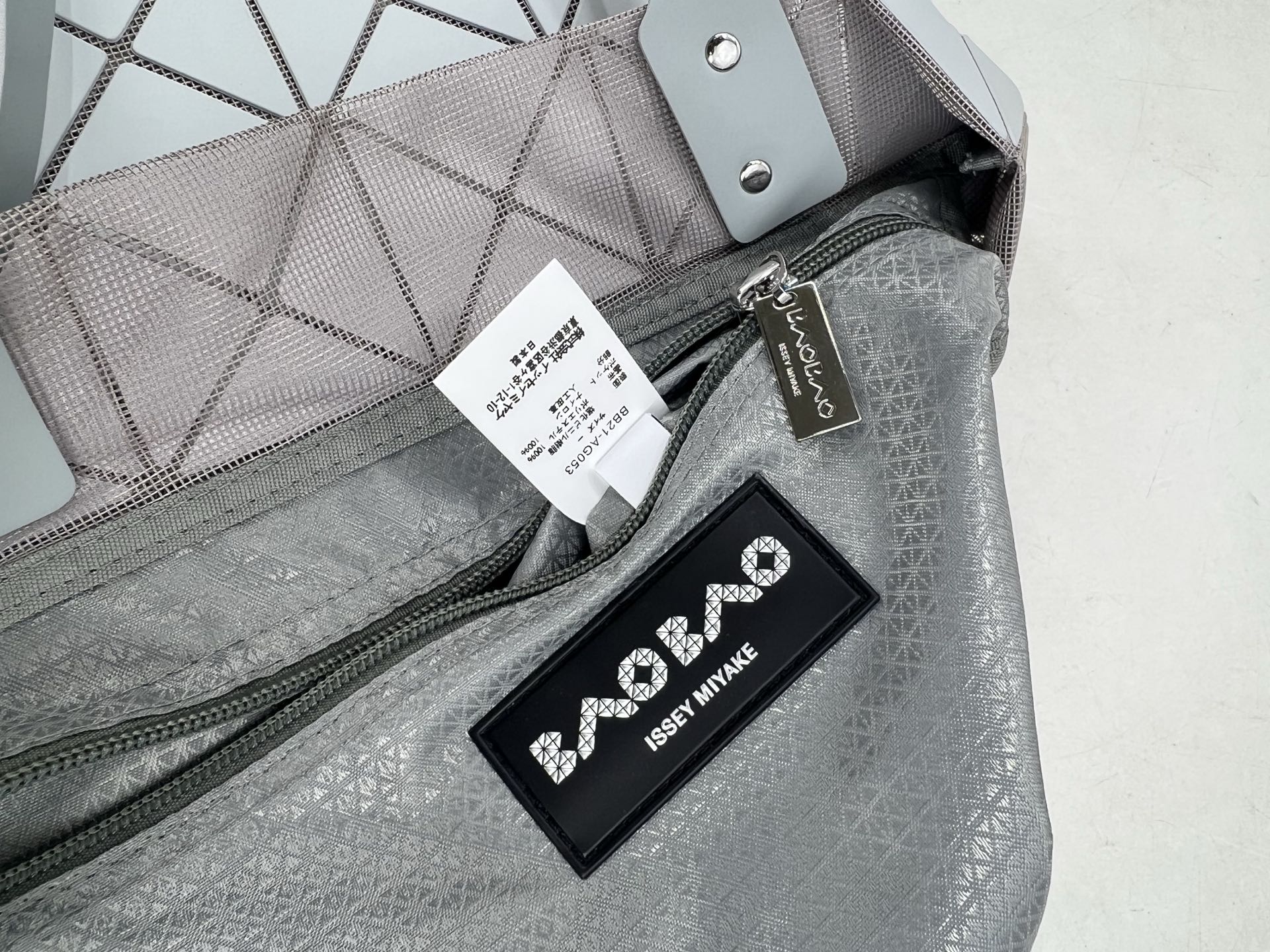 Issey Miyake ～三宅一生 7月新款6格彩色五金拼色 托特包采用哑光面料纹理材料制成 于前后两面施以同色系的两种颜色