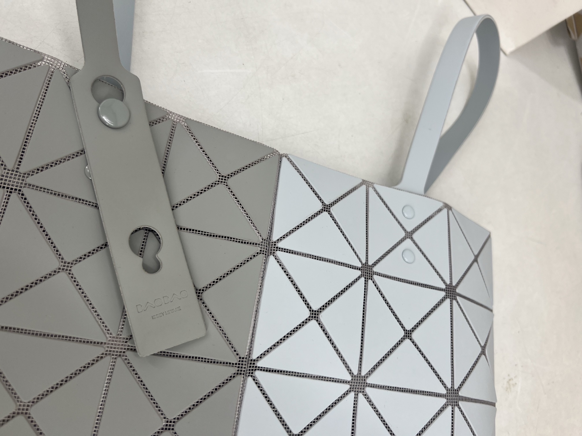 Issey Miyake ～三宅一生 7月新款6格彩色五金拼色 托特包采用哑光面料纹理材料制成 于前后两面施以同色系的两种颜色