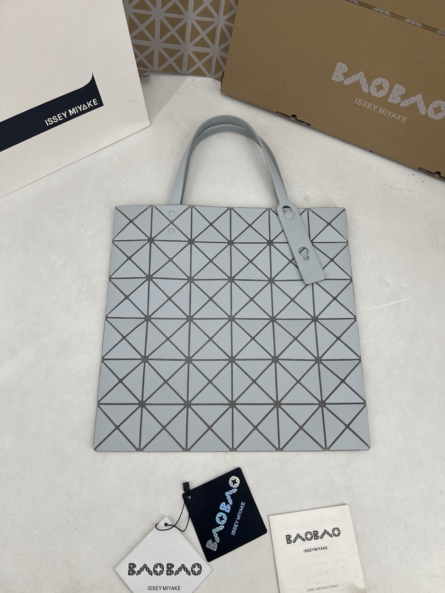 Issey Miyake ～三宅一生 7月新款6格彩色五金拼色 托特包采用哑光面料纹理材料制成 于前后两面施以同色系的两种颜色