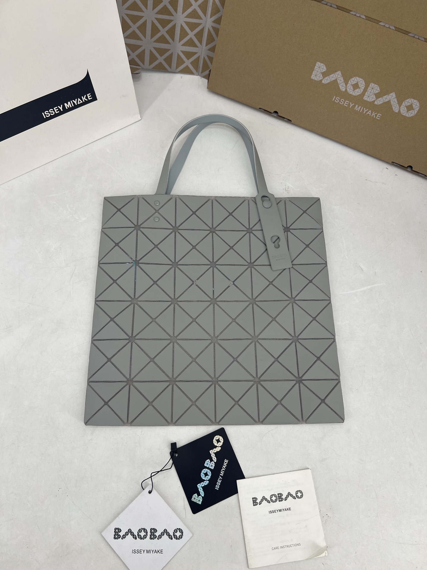 Issey Miyake ～三宅一生 7月新款6格彩色五金拼色 托特包采用哑光面料纹理材料制成 于前后两面施以同色系的两种颜色