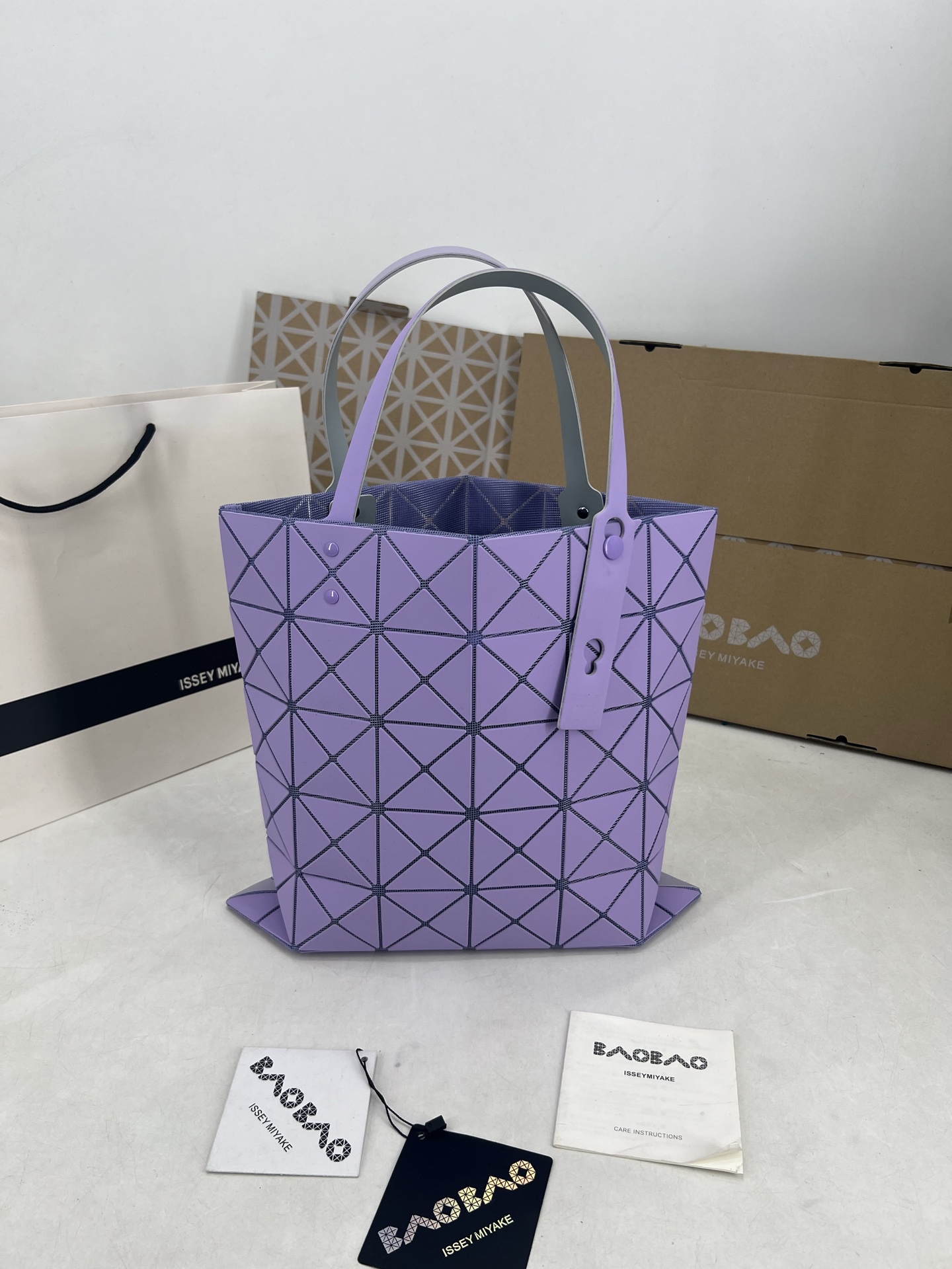 Issey Miyake ～三宅一生 7月新款6格彩色五金拼色 托特包采用哑光面料纹理材料制成 于前后两面施以同色系的两种颜色