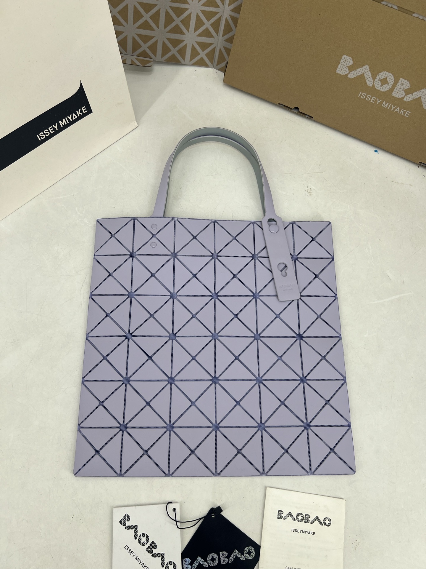 Issey Miyake ～三宅一生 7月新款6格彩色五金拼色 托特包采用哑光面料纹理材料制成 于前后两面施以同色系的两种颜色