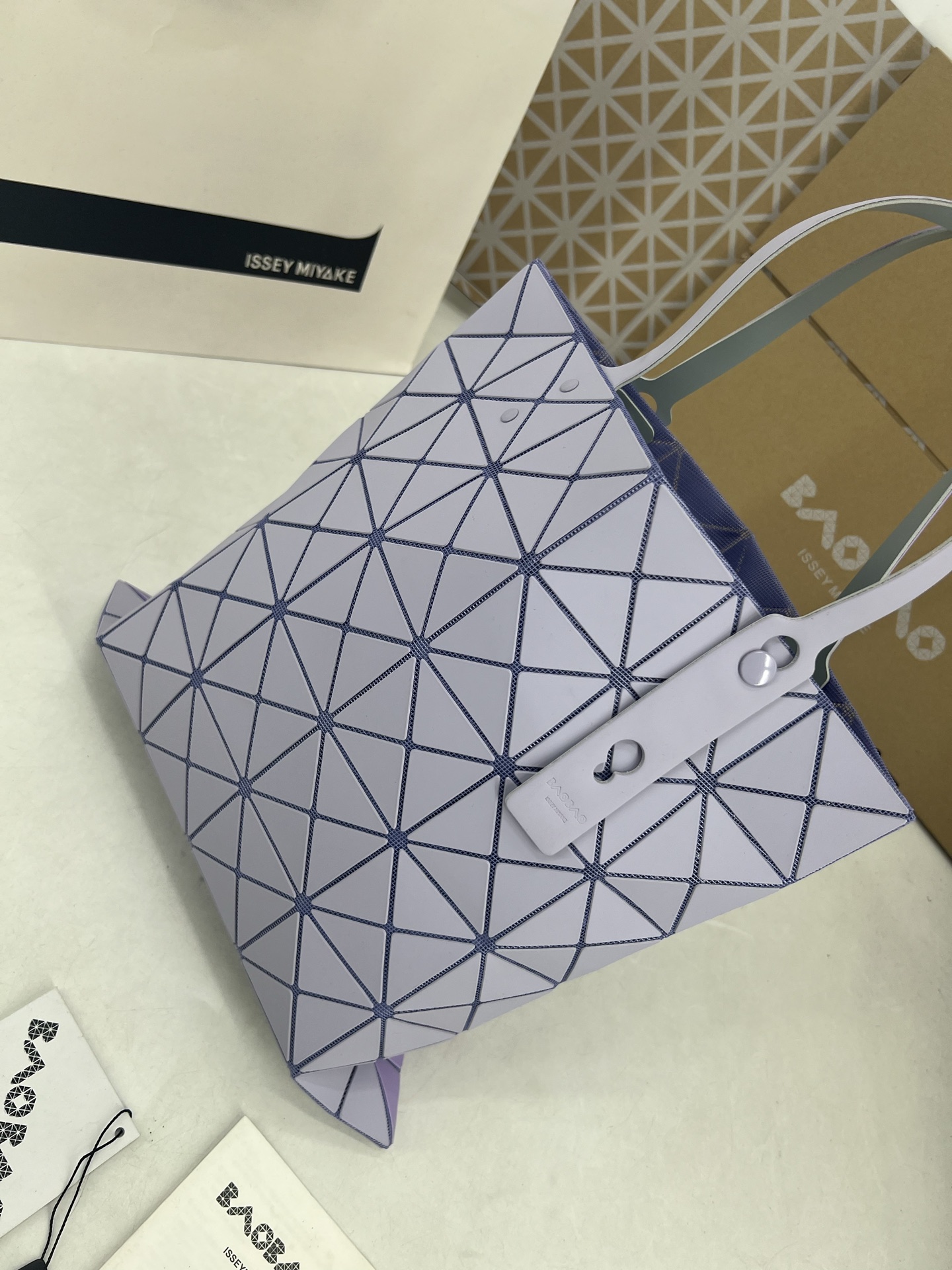 Issey Miyake ～三宅一生 7月新款6格彩色五金拼色 托特包采用哑光面料纹理材料制成 于前后两面施以同色系的两种颜色
