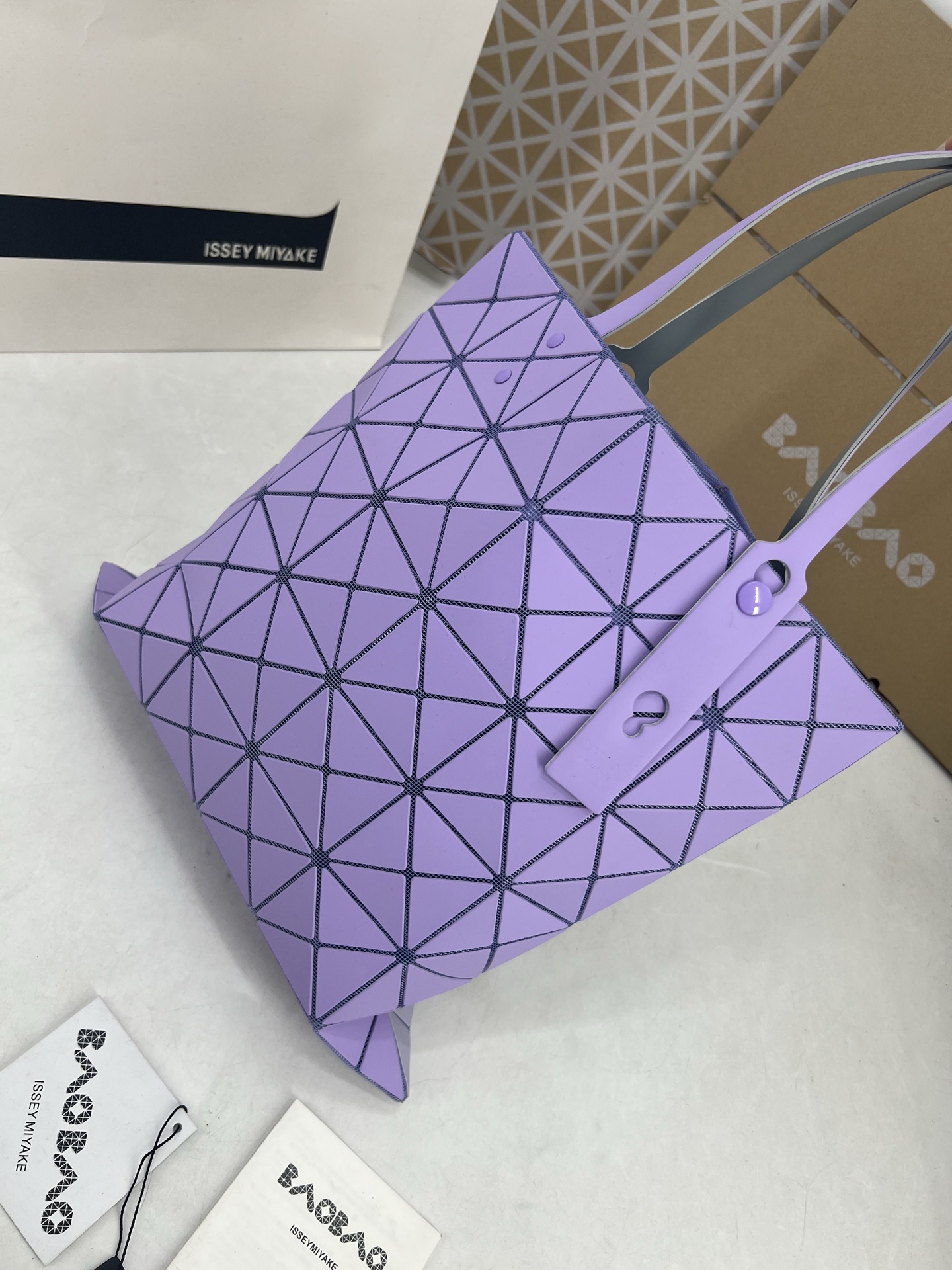 Issey Miyake ～三宅一生 7月新款6格彩色五金拼色 托特包采用哑光面料纹理材料制成 于前后两面施以同色系的两种颜色