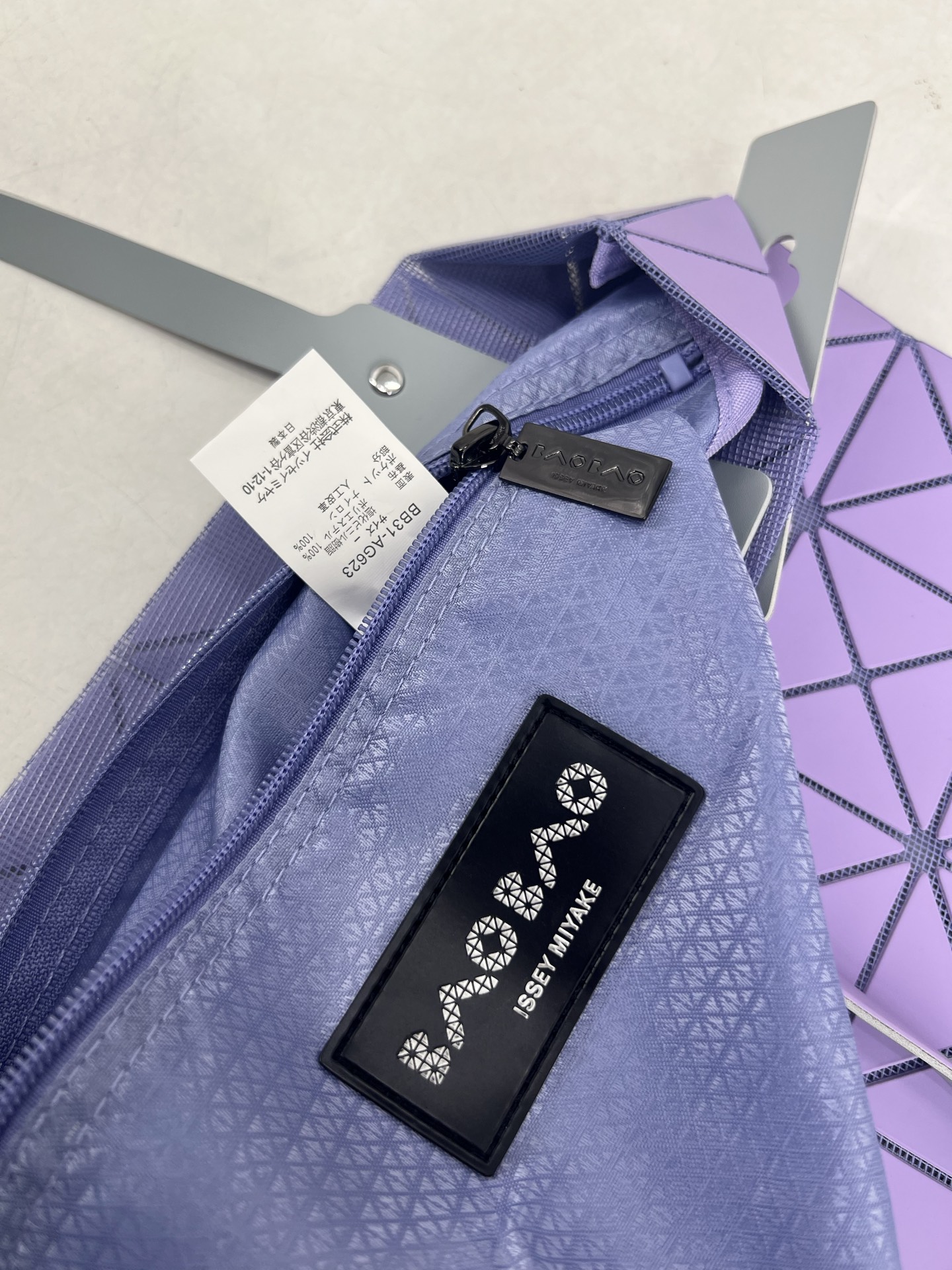 Issey Miyake ～三宅一生 7月新款6格彩色五金拼色 托特包采用哑光面料纹理材料制成 于前后两面施以同色系的两种颜色