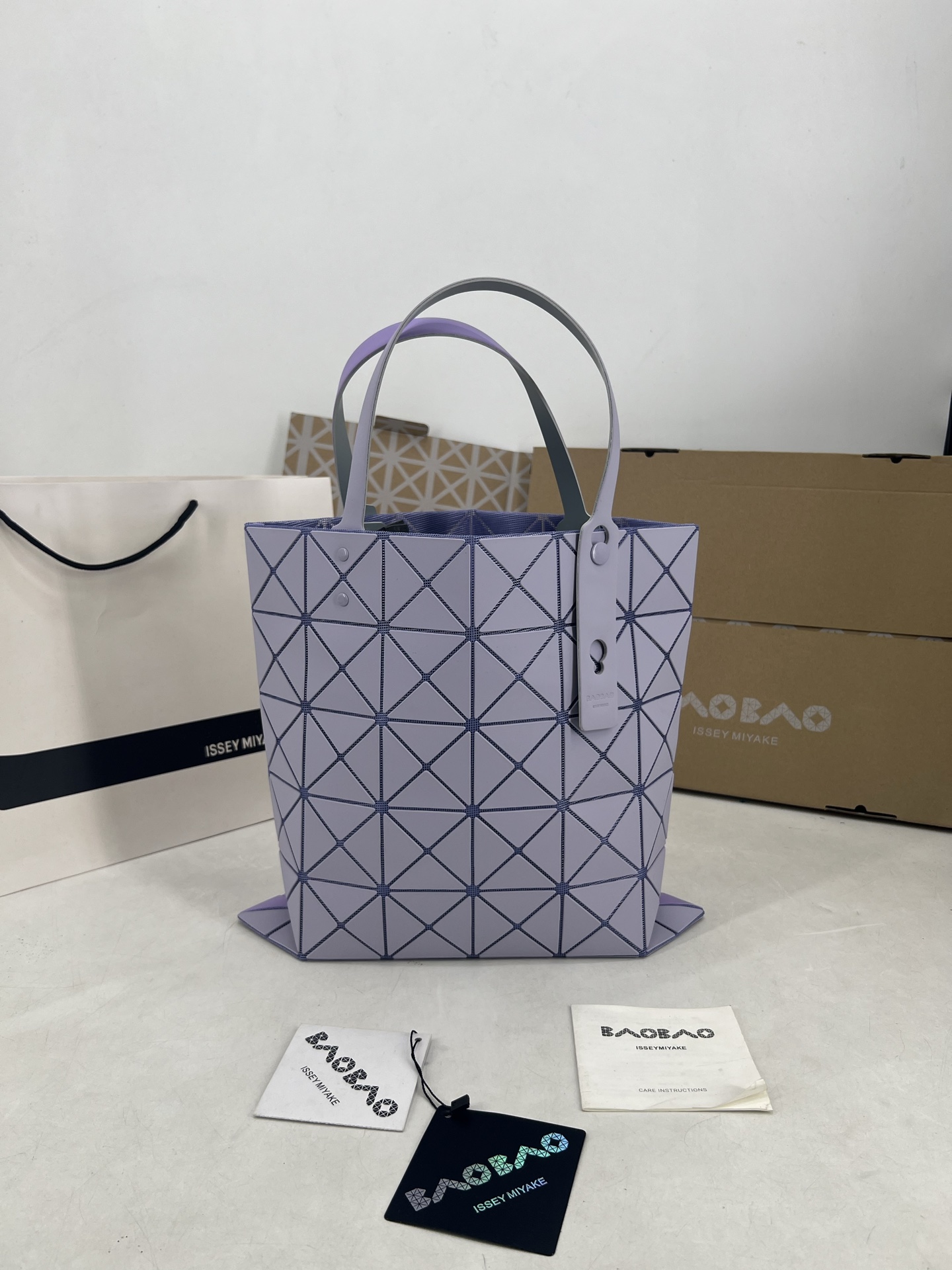 Issey Miyake ～三宅一生 7月新款6格彩色五金拼色 托特包采用哑光面料纹理材料制成 于前后两面施以同色系的两种颜色