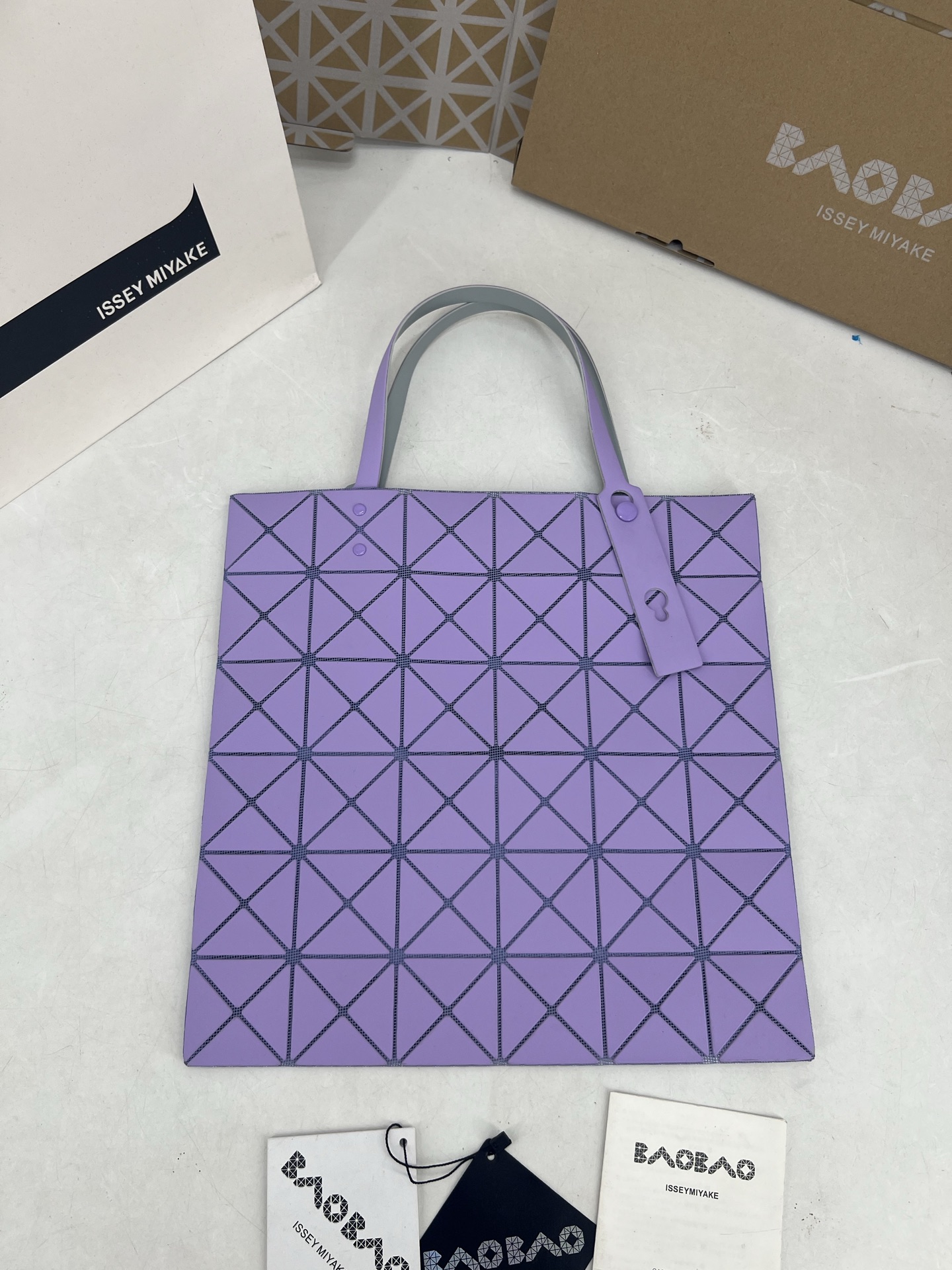 Issey Miyake ～三宅一生 7月新款6格彩色五金拼色 托特包采用哑光面料纹理材料制成 于前后两面施以同色系的两种颜色