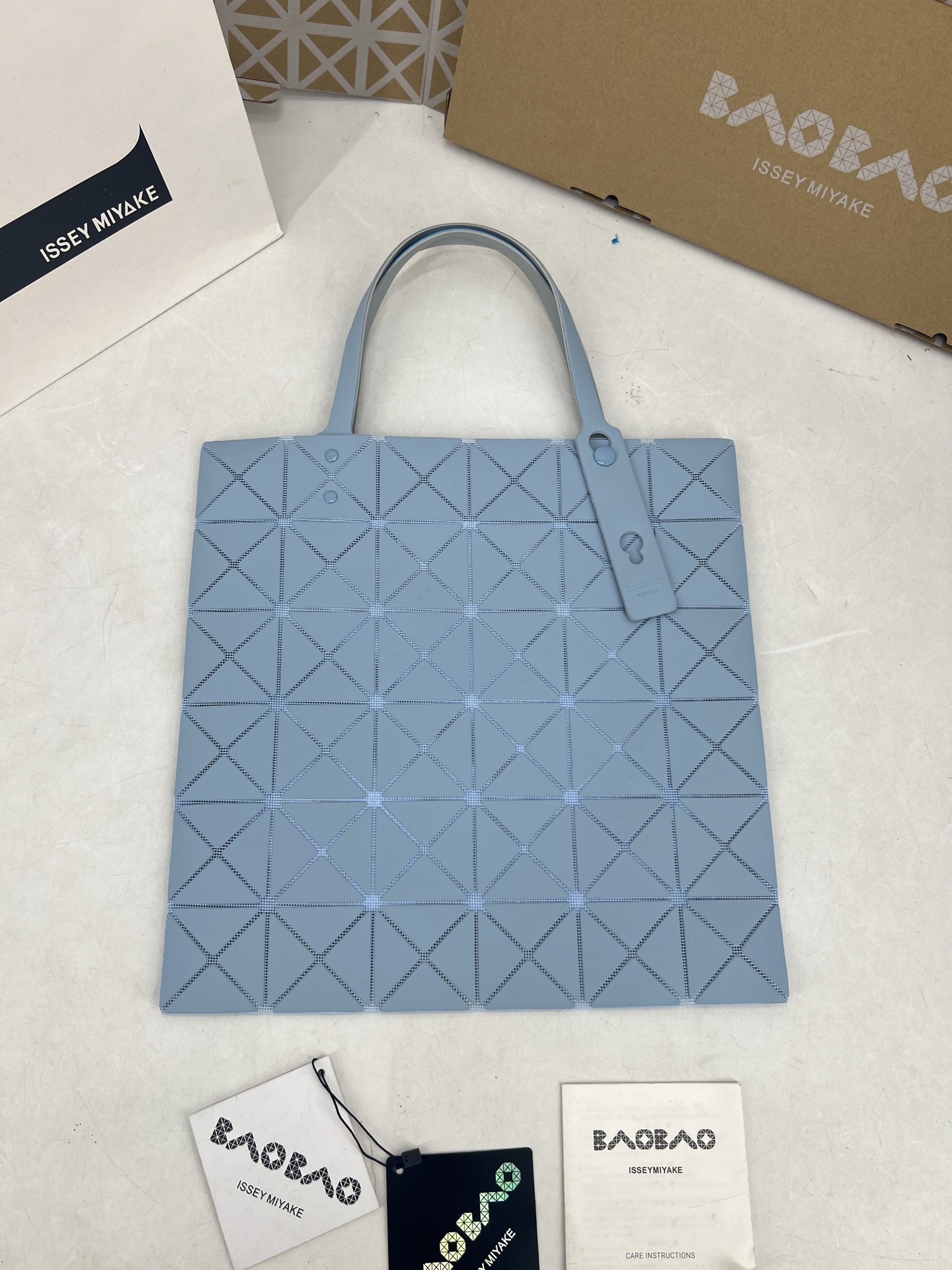 Issey Miyake ～三宅一生 7月新款6格彩色五金拼色 托特包采用哑光面料纹理材料制成 于前后两面施以同色系的两种颜色