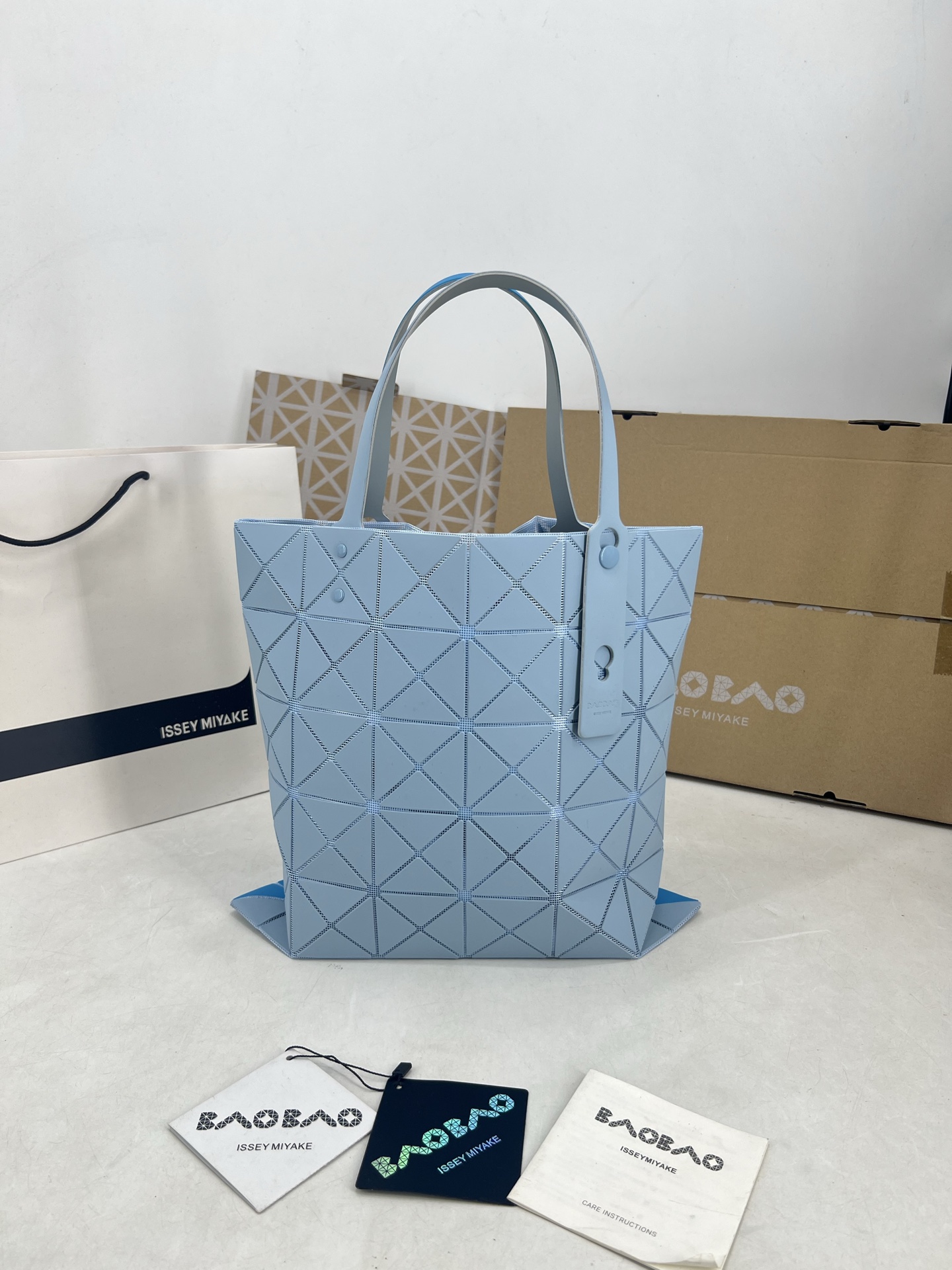 Issey Miyake ～三宅一生 7月新款6格彩色五金拼色 托特包采用哑光面料纹理材料制成 于前后两面施以同色系的两种颜色