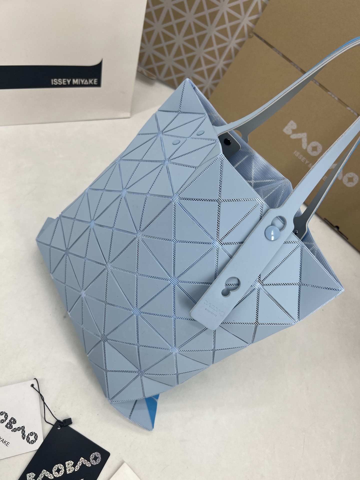 Issey Miyake ～三宅一生 7月新款6格彩色五金拼色 托特包采用哑光面料纹理材料制成 于前后两面施以同色系的两种颜色