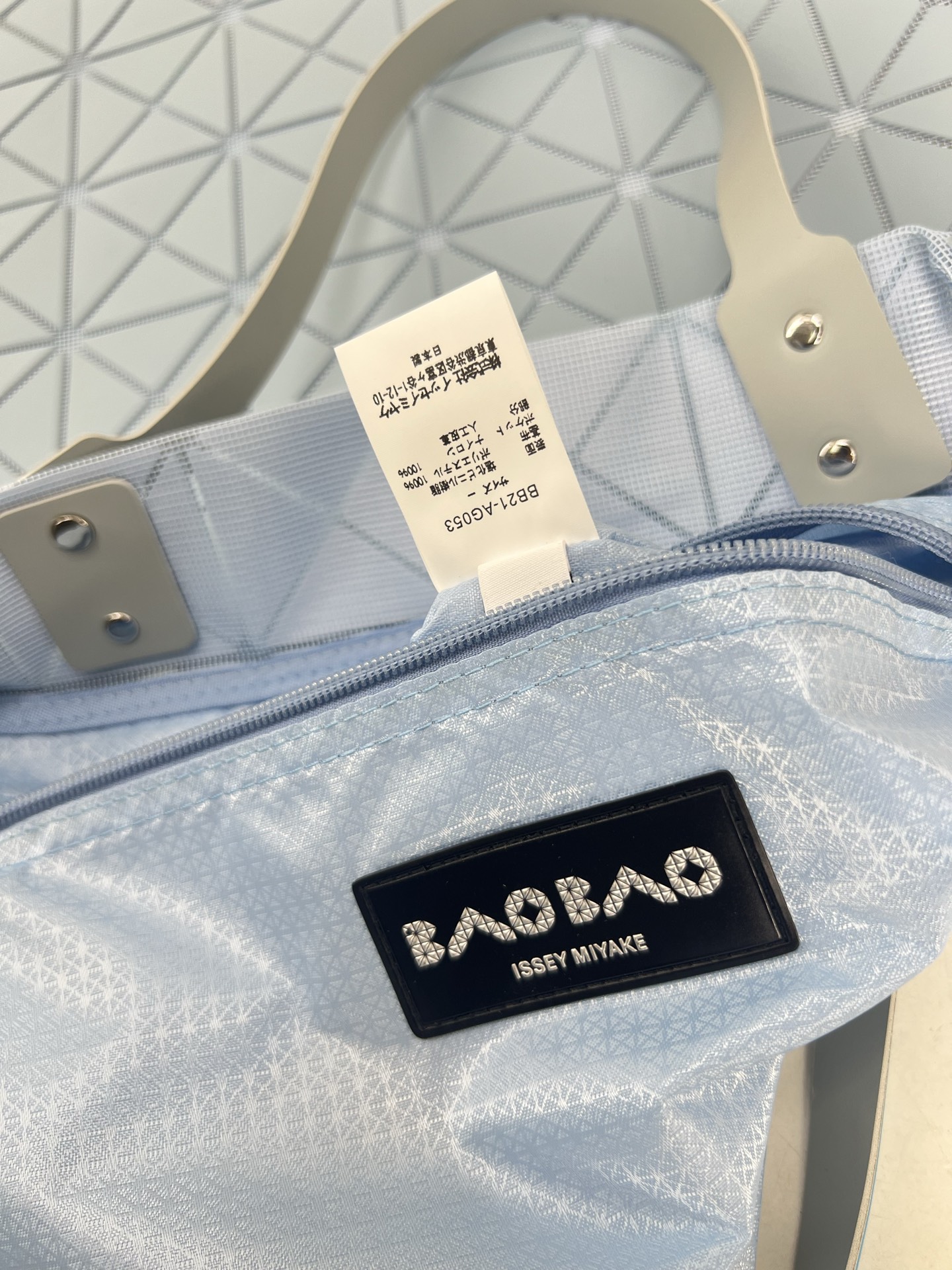 Issey Miyake ～三宅一生 7月新款6格彩色五金拼色 托特包采用哑光面料纹理材料制成 于前后两面施以同色系的两种颜色