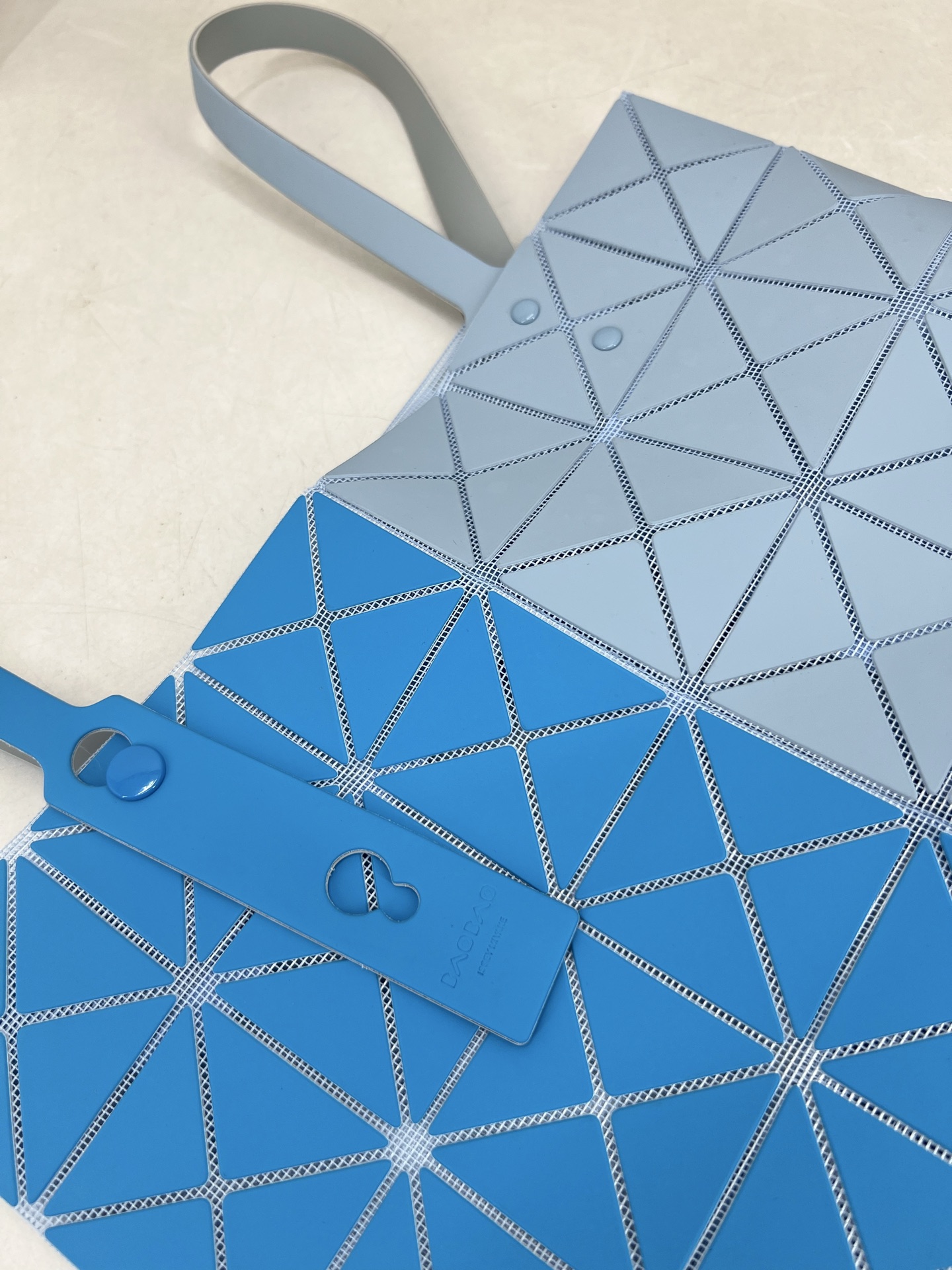 Issey Miyake ～三宅一生 7月新款6格彩色五金拼色 托特包采用哑光面料纹理材料制成 于前后两面施以同色系的两种颜色