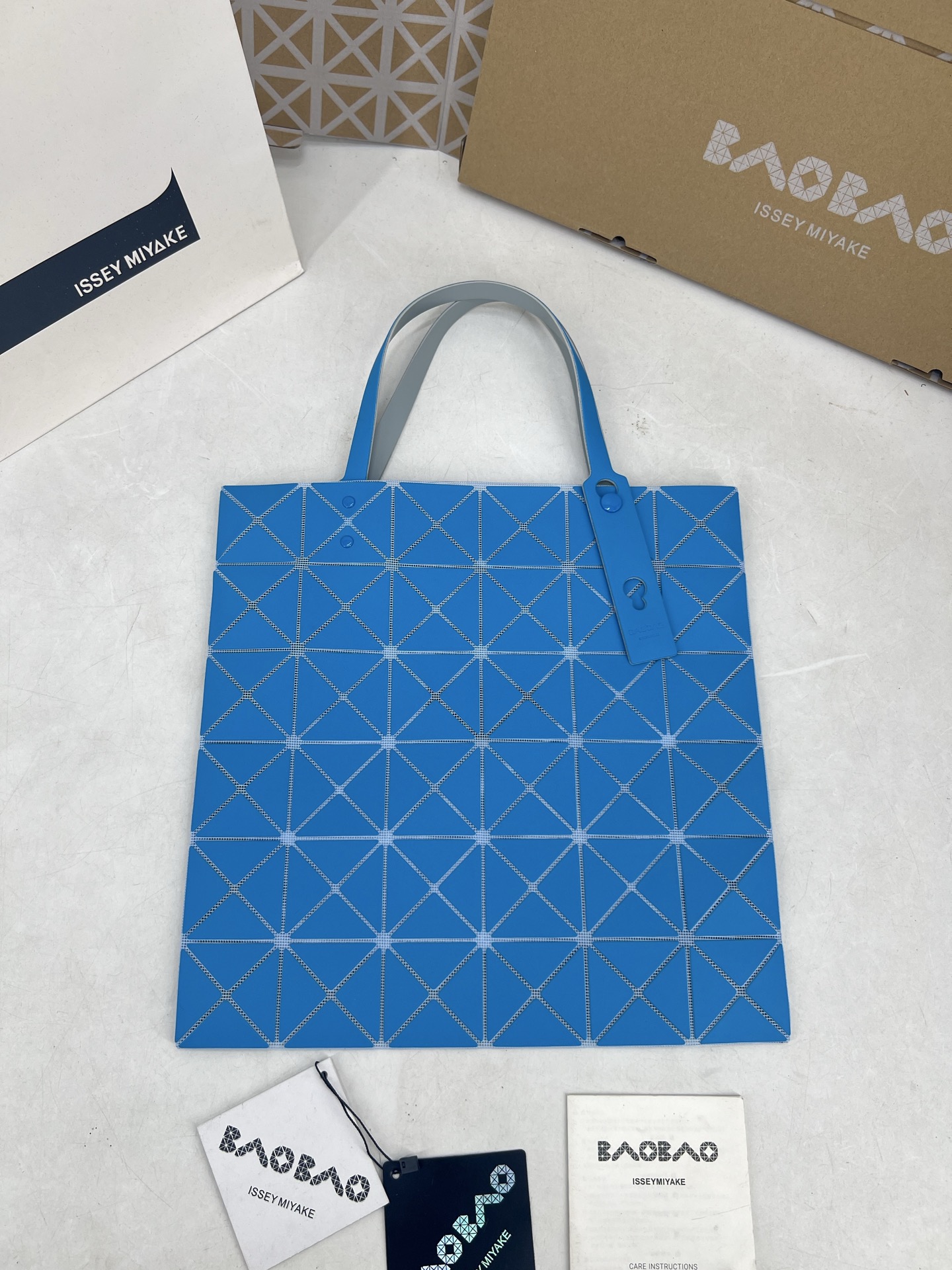 Issey Miyake ～三宅一生 7月新款6格彩色五金拼色 托特包采用哑光面料纹理材料制成 于前后两面施以同色系的两种颜色
