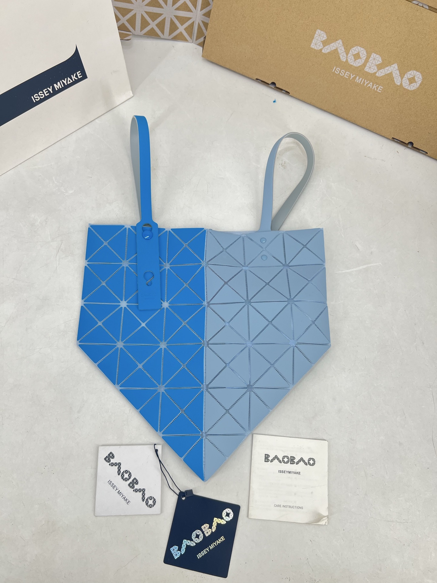 Issey Miyake ～三宅一生 7月新款6格彩色五金拼色 托特包采用哑光面料纹理材料制成 于前后两面施以同色系的两种颜色